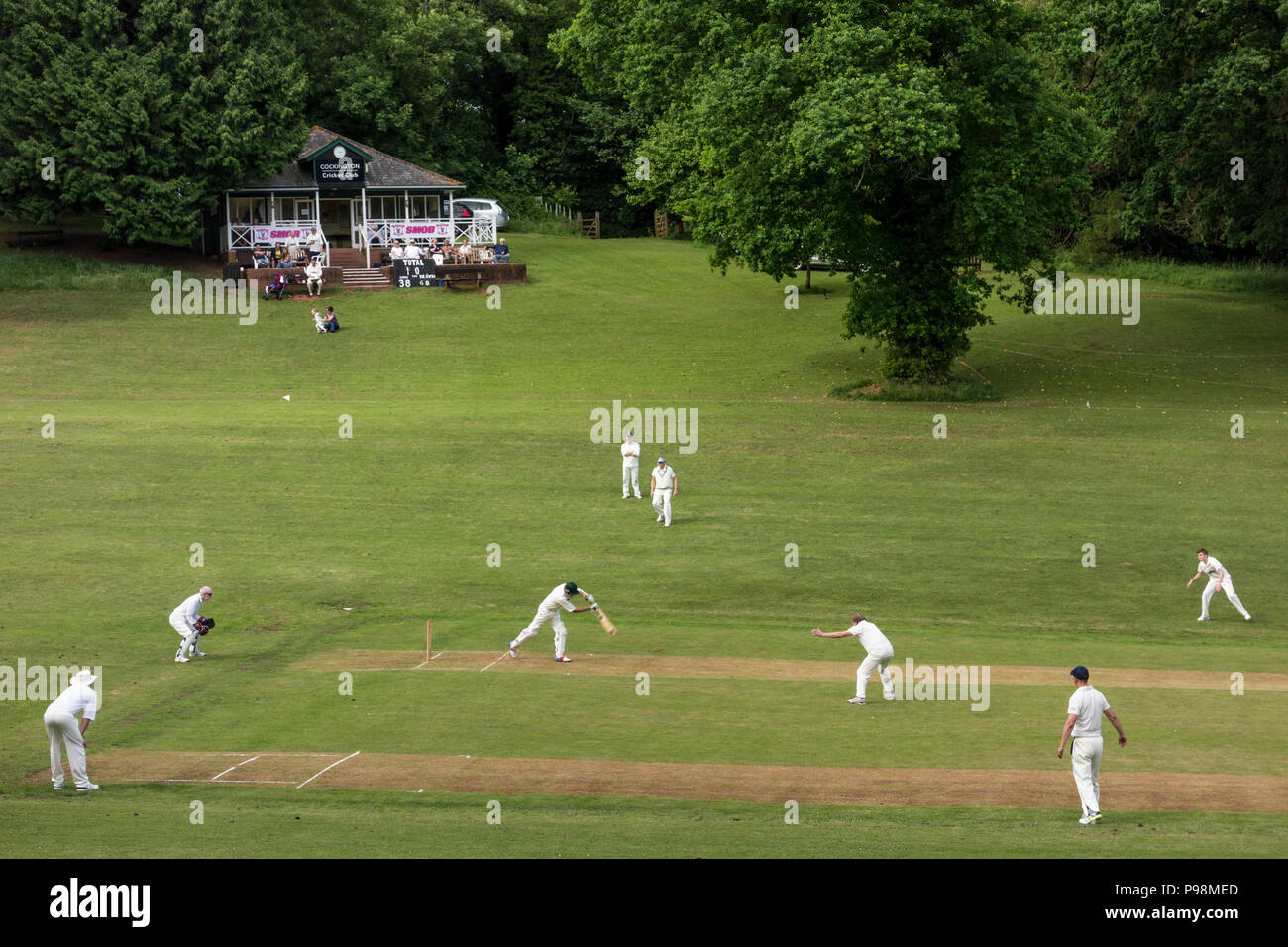 Spieler auf der Kricketbodens, Cockington Village, Torquay, Devon, Großbritannien Stockfoto