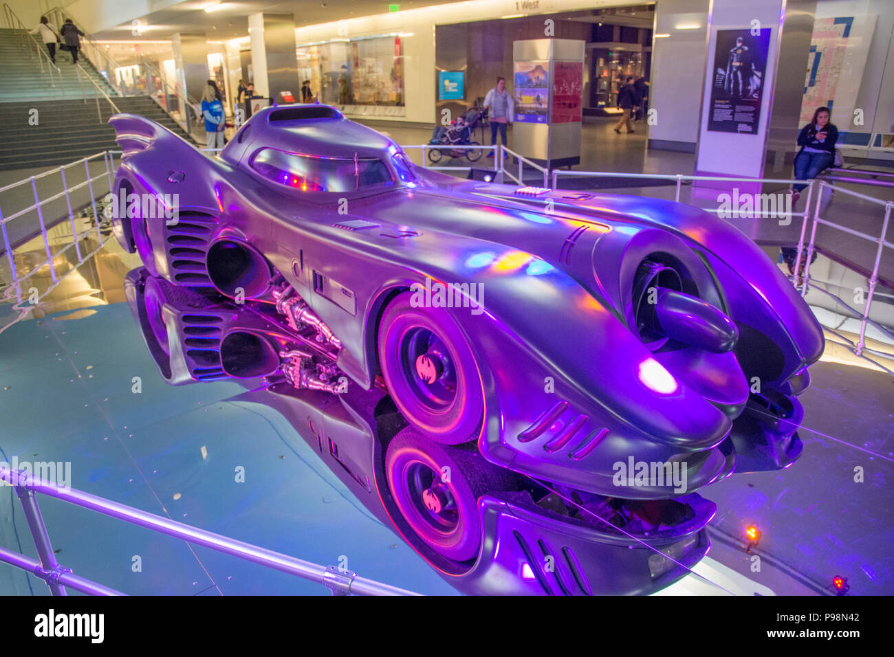 Im violetten Licht getaucht, das Batmobil von Tim Burton's 1989 Film Batman befindet sich jetzt in der Smithsonian nationalen Museum der ameican Geschichte in Wa Stockfoto