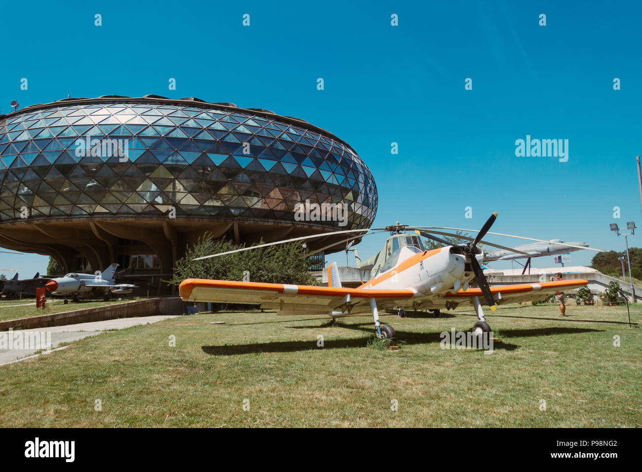 Vernachlässigte jugoslawischen Ära Flugzeuge im Sommer Sonne außerhalb des luftfahrttechnischen Museum Belgrad, Serbien Stockfoto