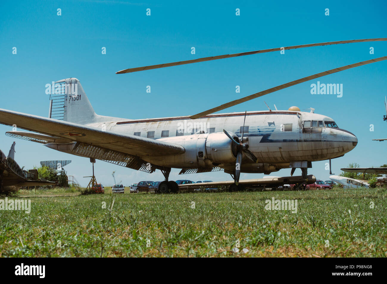 Vernachlässigte jugoslawischen Ära Flugzeuge im Sommer Sonne außerhalb des luftfahrttechnischen Museum Belgrad, Serbien Stockfoto