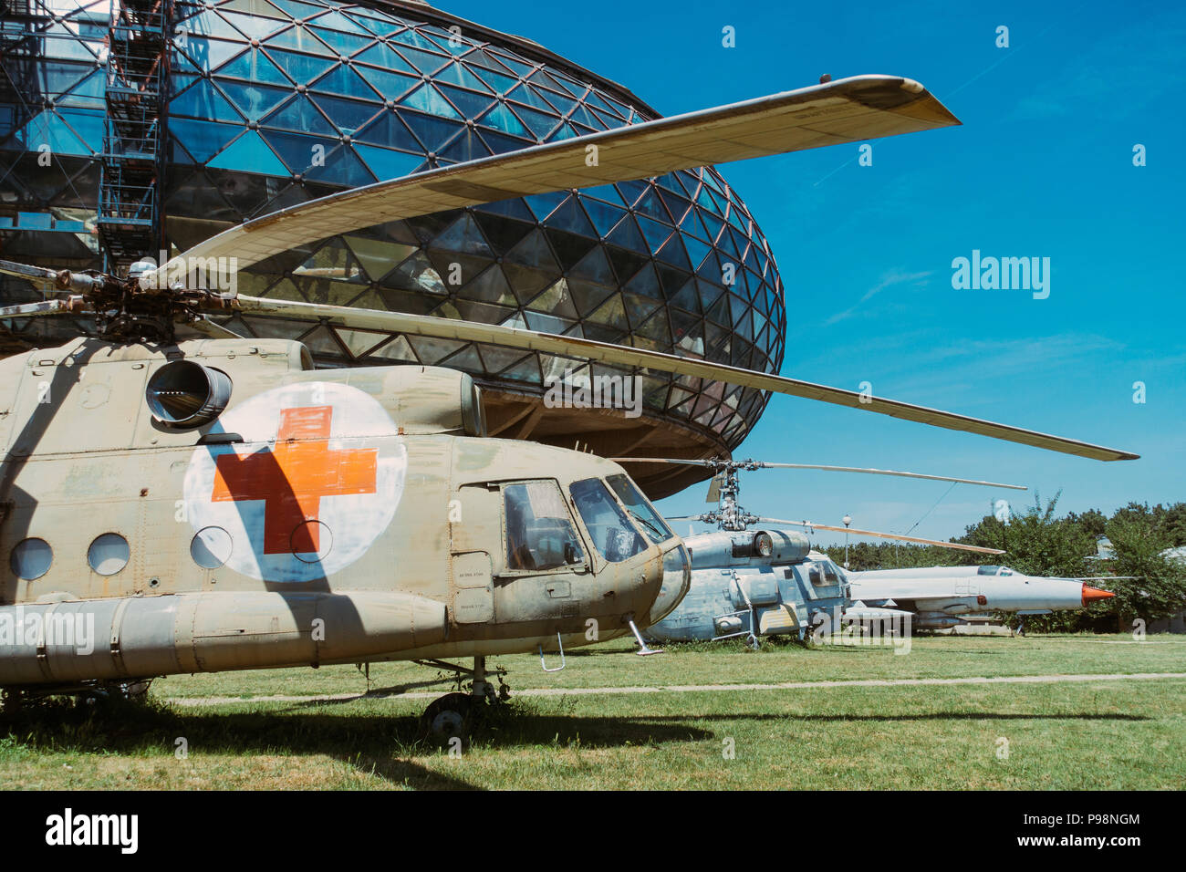 Vernachlässigte jugoslawischen Ära Flugzeuge im Sommer Sonne außerhalb des luftfahrttechnischen Museum Belgrad, Serbien Stockfoto
