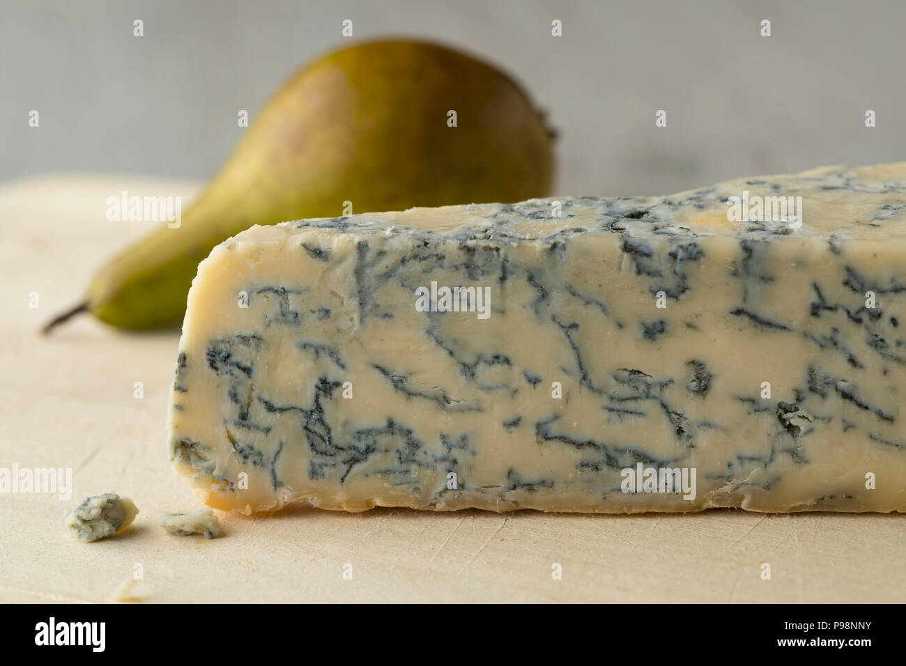 Stück Gorgonzola picante Käse und eine frische reife Birne auf dem Hintergrund zum Nachtisch Stockfoto