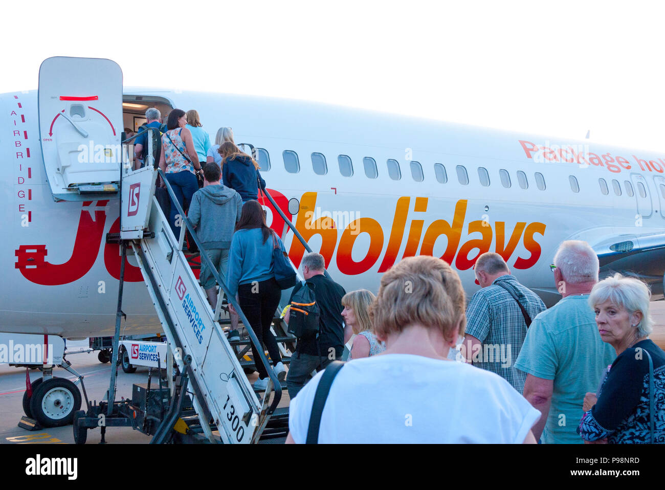 Die Fluggäste ein Jet2 Boeing 737 John Paul 11 Internationale Flughafen Krakow-Balice Rubrik für Manchester UK, Krakau, Polen, Europa. Stockfoto