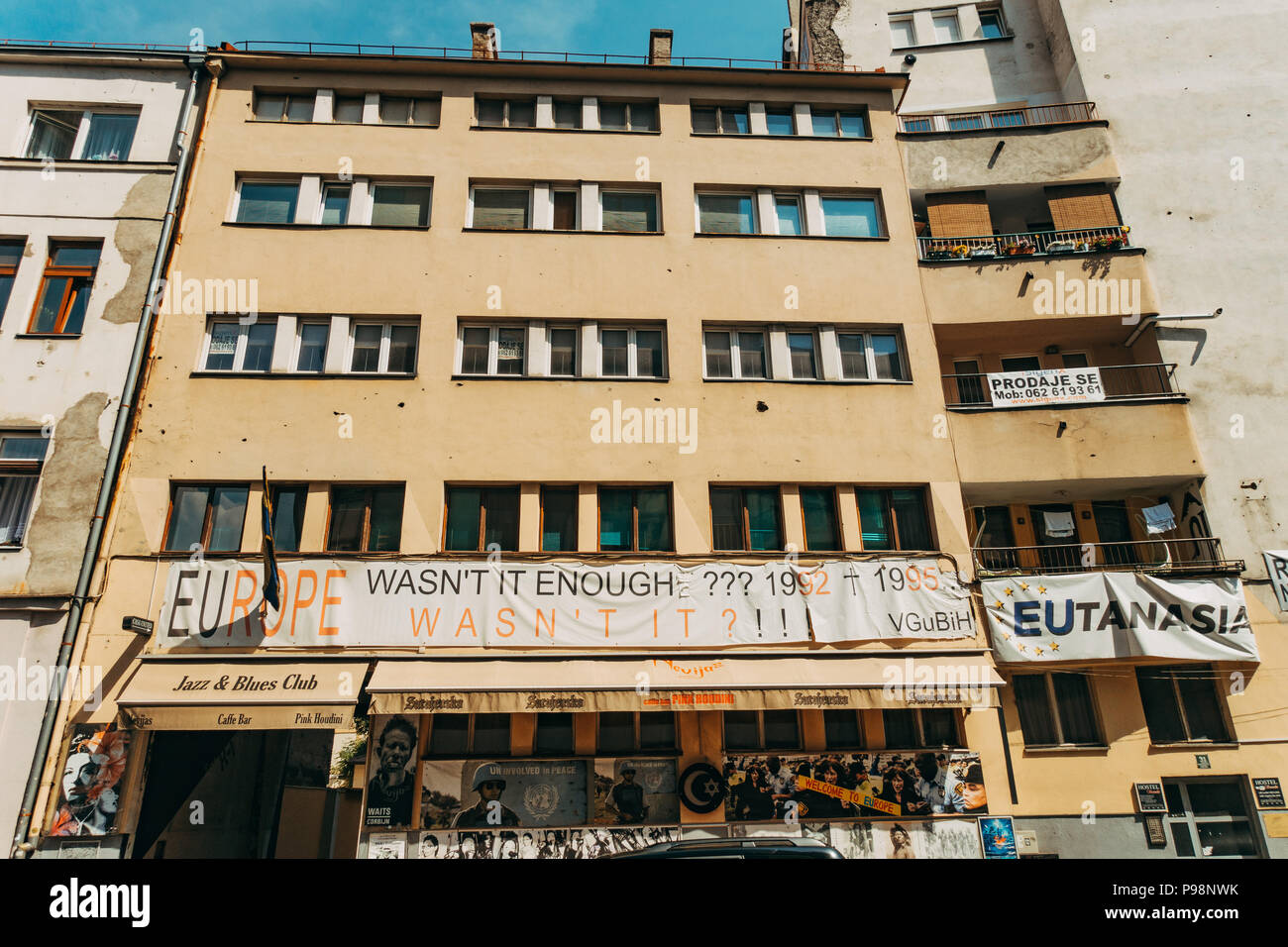 An einem Gebäude in Sarajevo hängen Banner mit dem Titel "EU-Seil" und "EU-Tanasia", die darauf hindeuten, dass die Europäische Union während der Belagerung von 1992-95 nichts getan hat, um den Bewohnern zu helfen Stockfoto