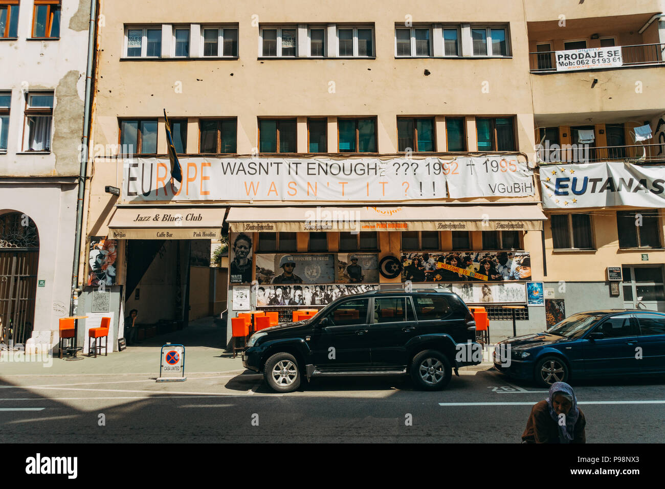 An einem Gebäude in Sarajevo hängen EU-feindliche Transparente und Plakate, die verkünden, dass die EU während der Belagerung der Stadt 1992-95 untätig dastand Stockfoto