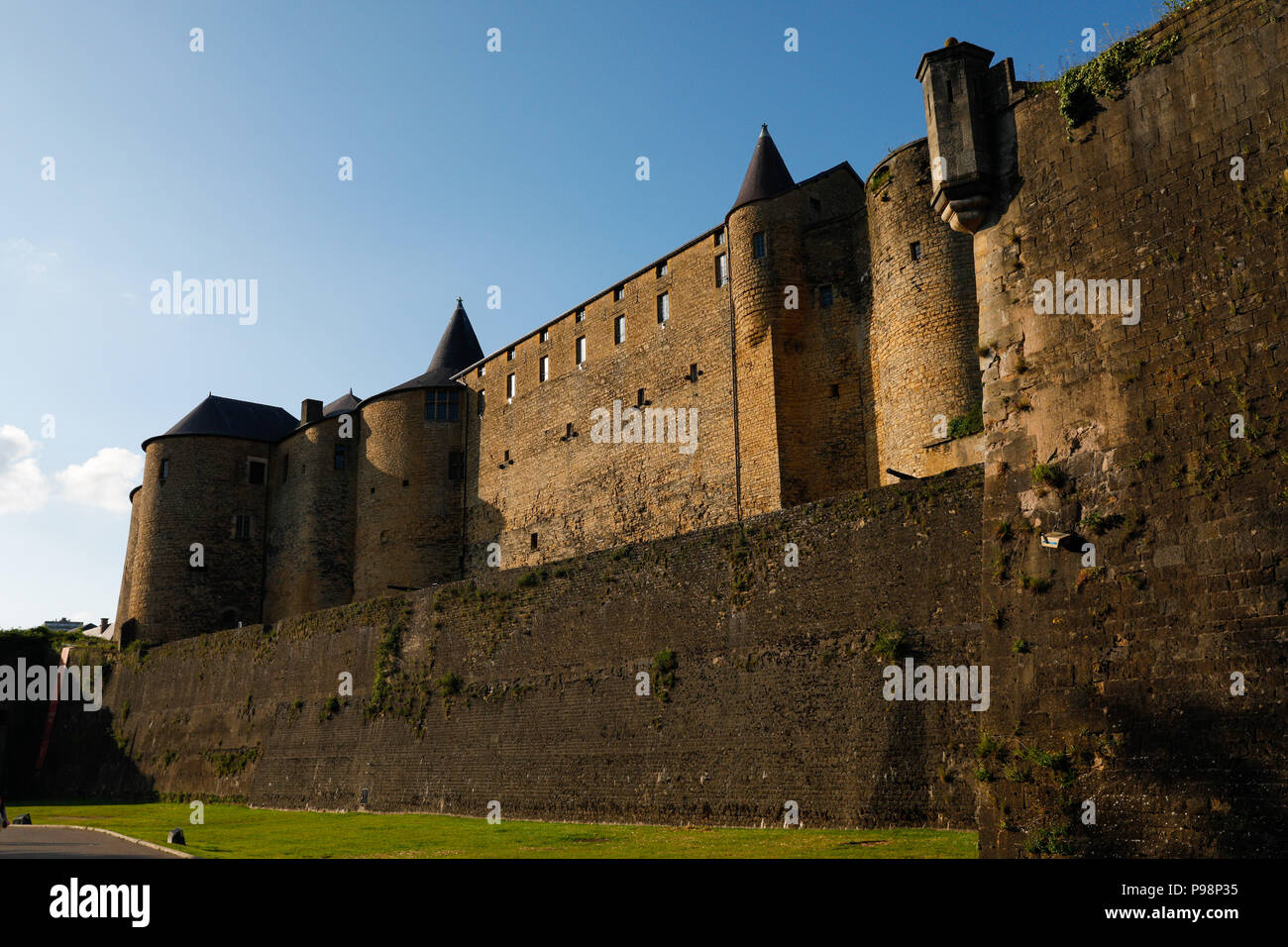 Burg Sedan, vor Ort als Château Fort de Sedan bekannt, in den Ardennen, Frankreich. Stockfoto