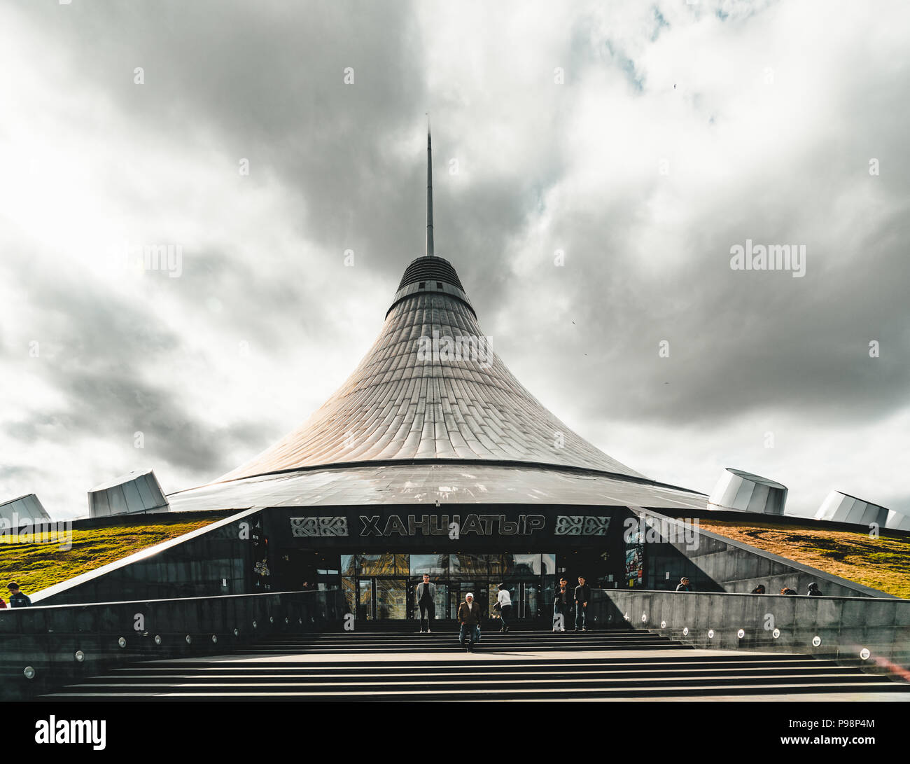 ASTANA, Kasachstan - Juli 2018: Erhöhte Ansicht mit Khan Shatyr und Central Business District. Stockfoto