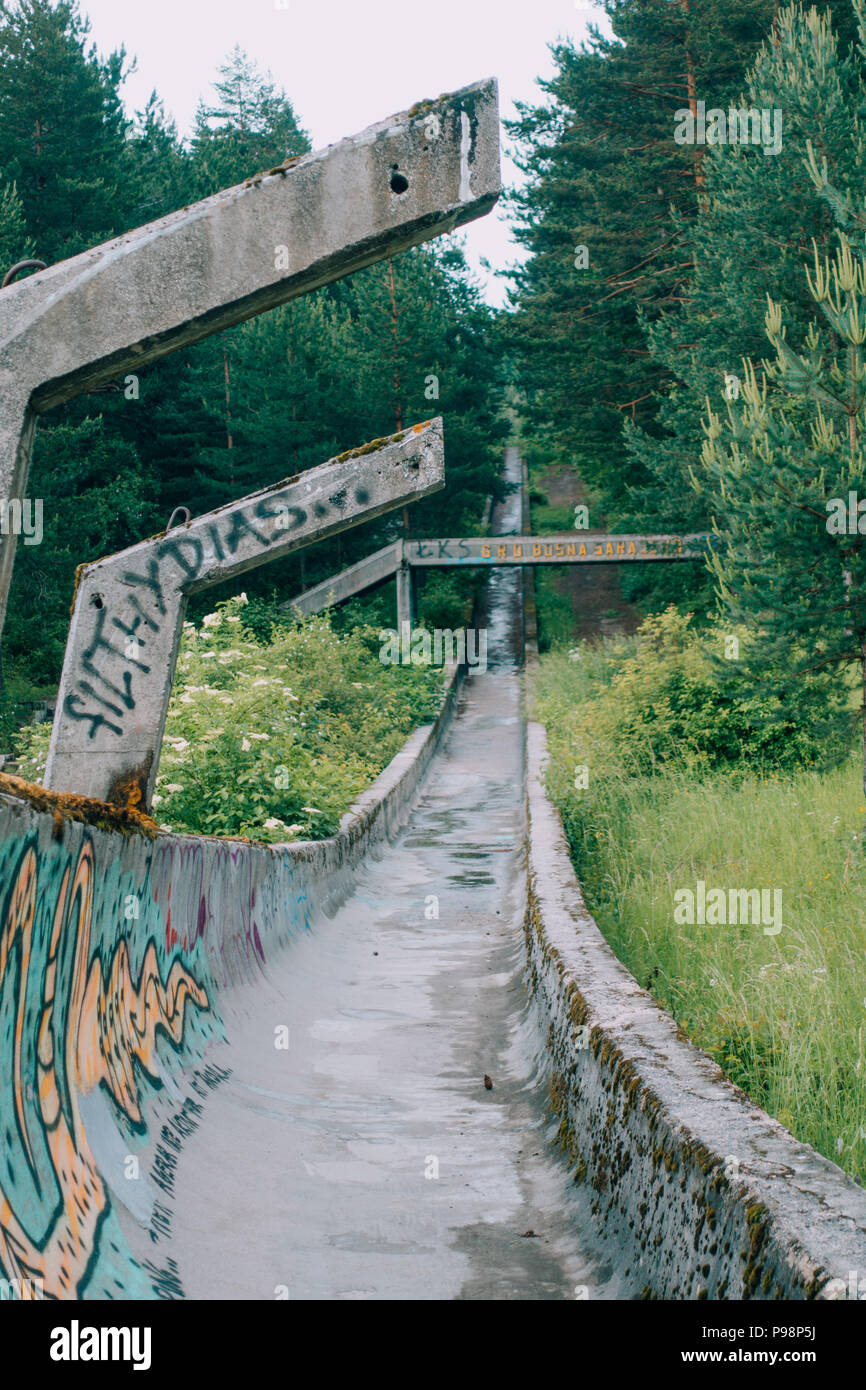 Der jetzt stillgelegten Beton der Sarajevo 1984 Olympische Bob- und Rodelbahn Kurven durch den Wald, in Graffiti bedeckt Stockfoto