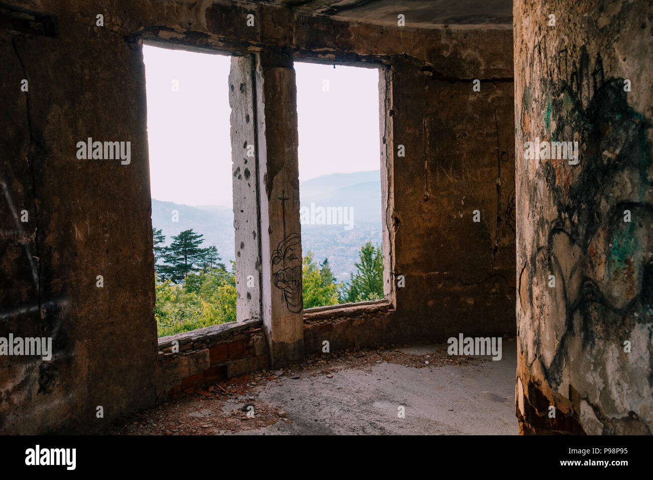 Die Ruinen von bistrik Turm, ursprünglich ein österreichisch-ungarischen Festung, wurde dann der Čolina Kapa Sternwarte, auf dem Berg Trebević, Sarajevo Stockfoto