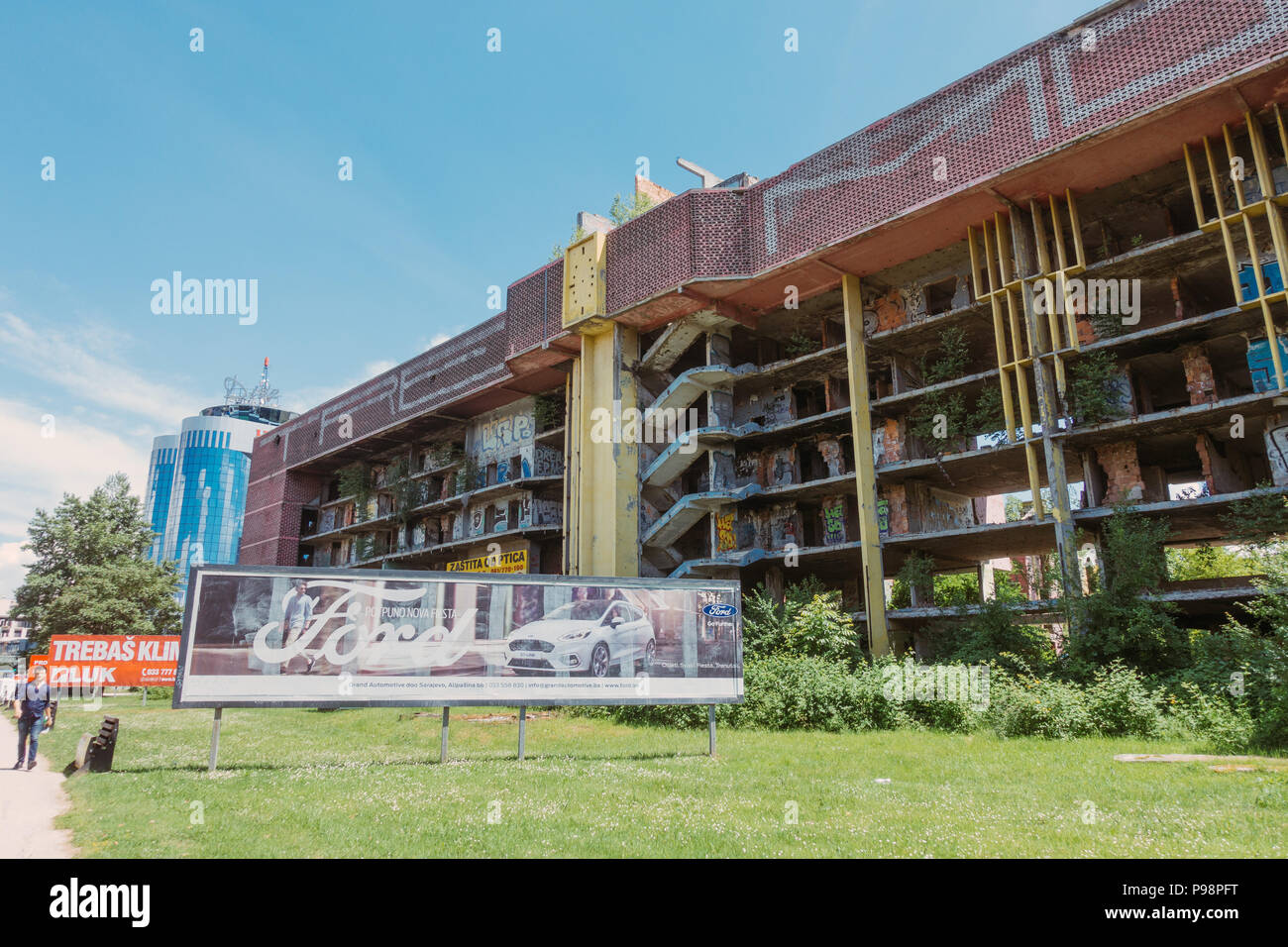 Eine verblasste Ford-Werbetafel vor einem verlassenen mehrstöckigen Pflegeheim in Nedžarici, Sarajevo Stockfoto