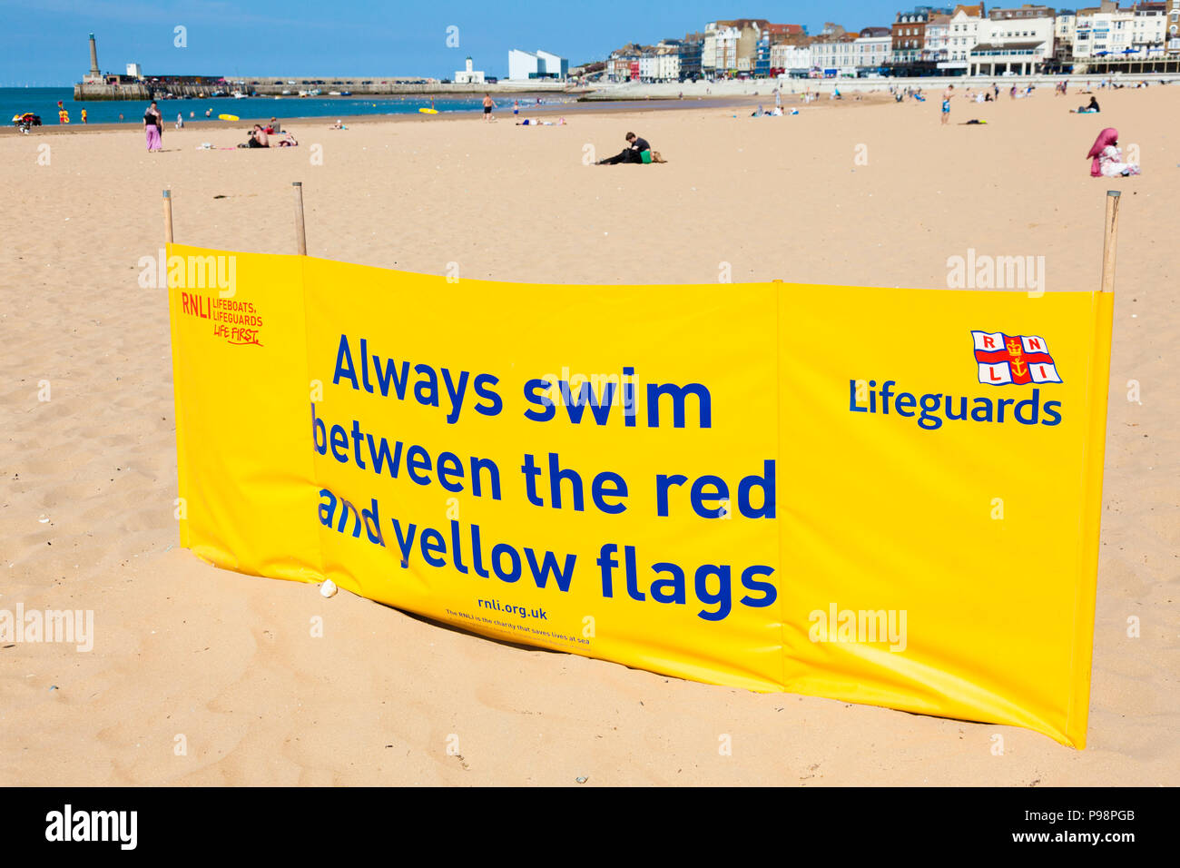 RNLI Lifeguards sicher Schwimmen am Strand in Ramsgate, Kent, UK, Sommer. Stockfoto