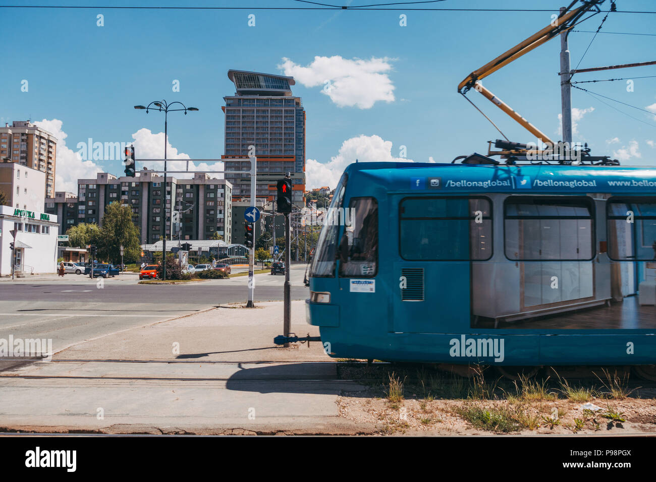 Ein Straßenbahn fährt an einer Kreuzung in Sarajevo, Bosnien und Herzegowina, in einen Bahnübergang Stockfoto