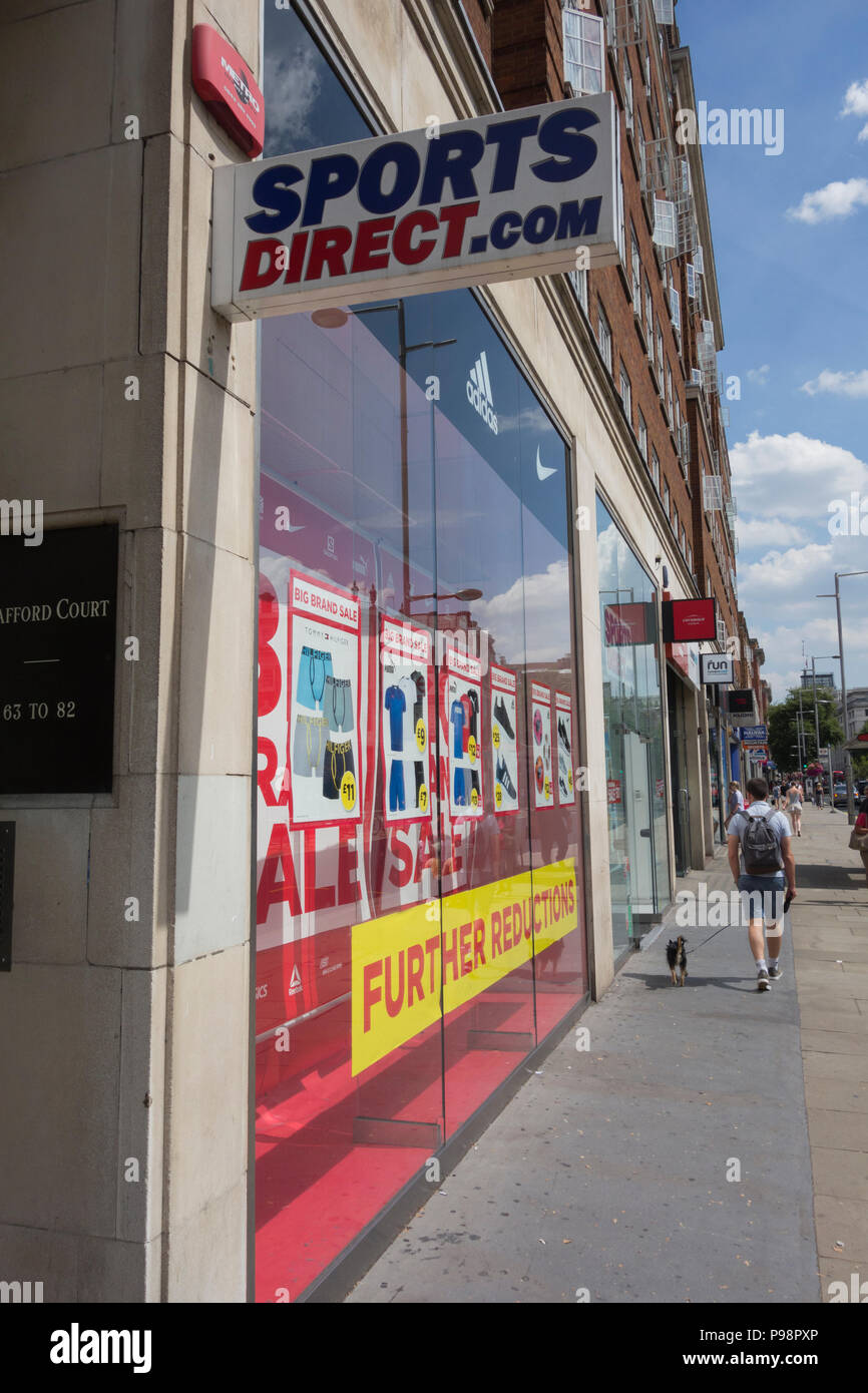 Große Marke Verkauf bei Sport direkte Kensington High Street, London, UK Stockfoto