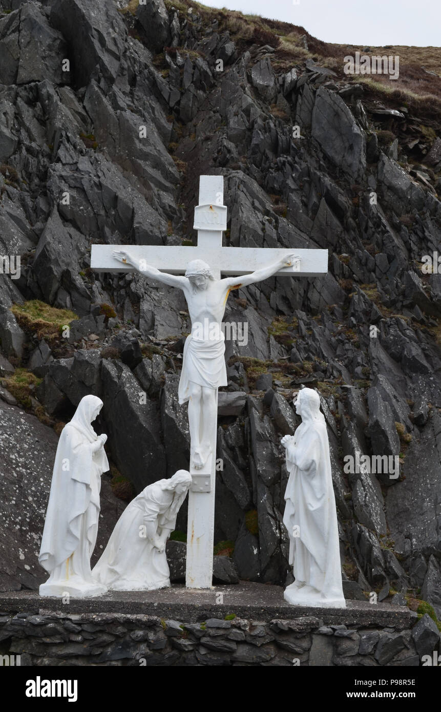 Aus einem Land Straße ein großes weißes Kreuz befindet. Stockfoto