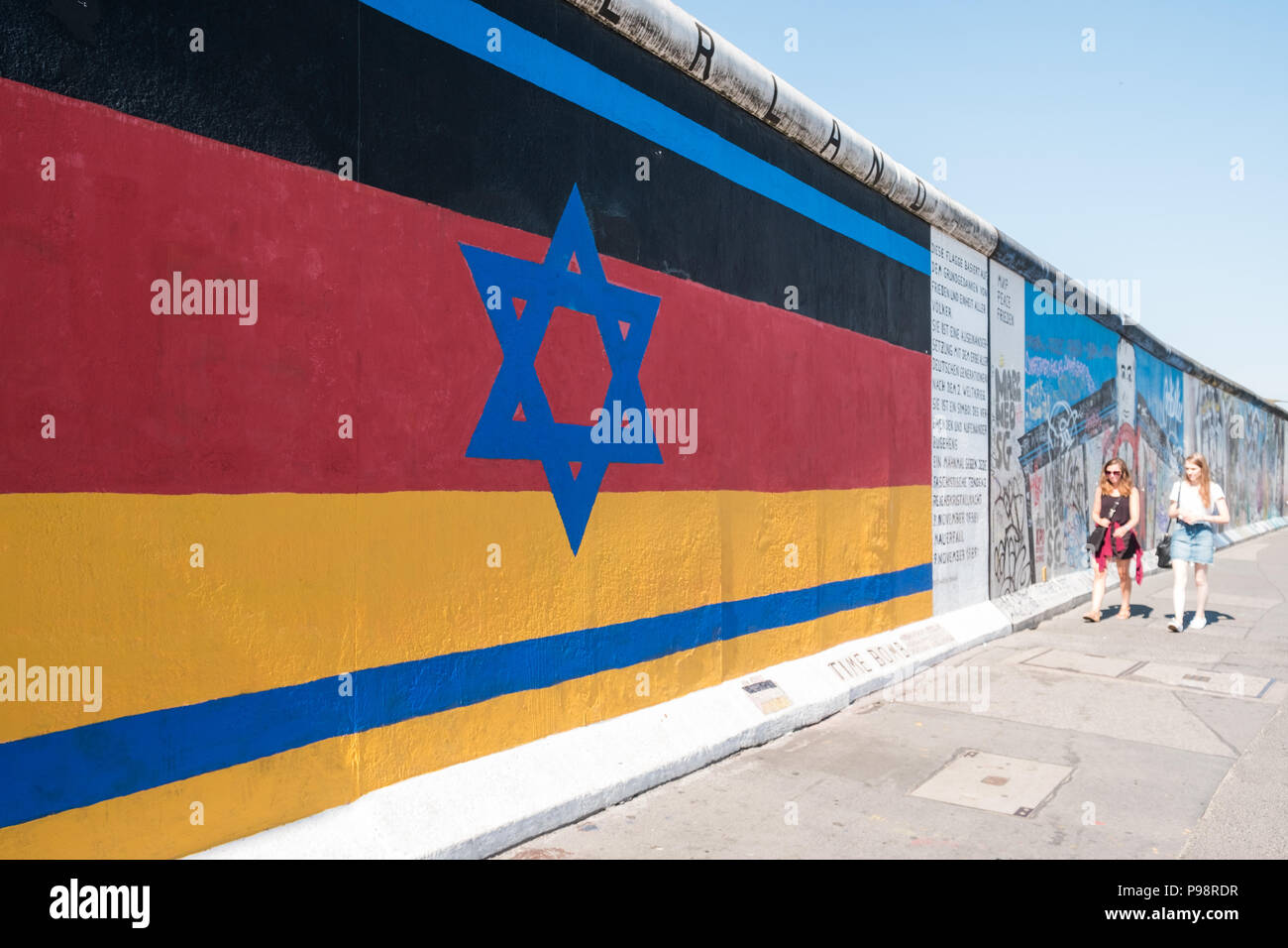 Berlin, Deutschland - Juli 2018: Die Berliner Mauer / East Side Gallery mit der Malerei verbindet die Deutsche und die israelische Flagge ("Vaterland" von Günther Schäfer) Stockfoto