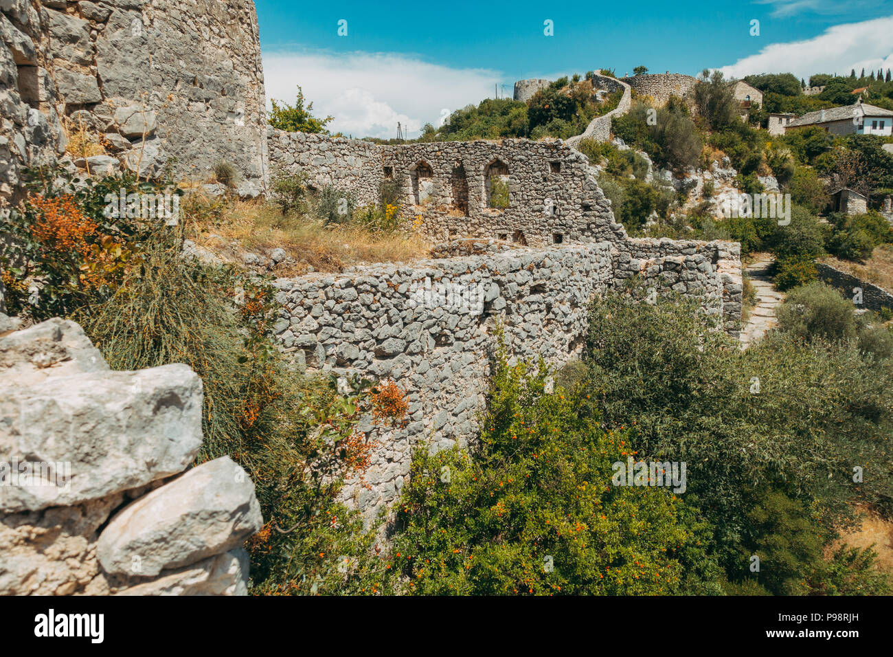 Počitelj, ein historisches befestigtes Dorf aus dem Mittelalter, liegt am Fluss Neretva in Bosnien und Herzegowina Stockfoto