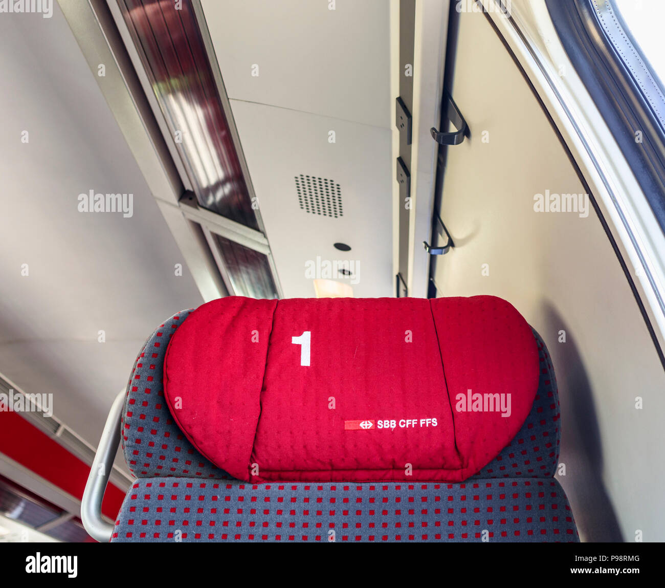 Schweizerische Bundesbahnen (SBB CFF FFS) Kopfstütze Kissen auf einen Sitzplatz in einem Zug in die erste Klasse Abteil der Eisenbahnwagen Stockfoto