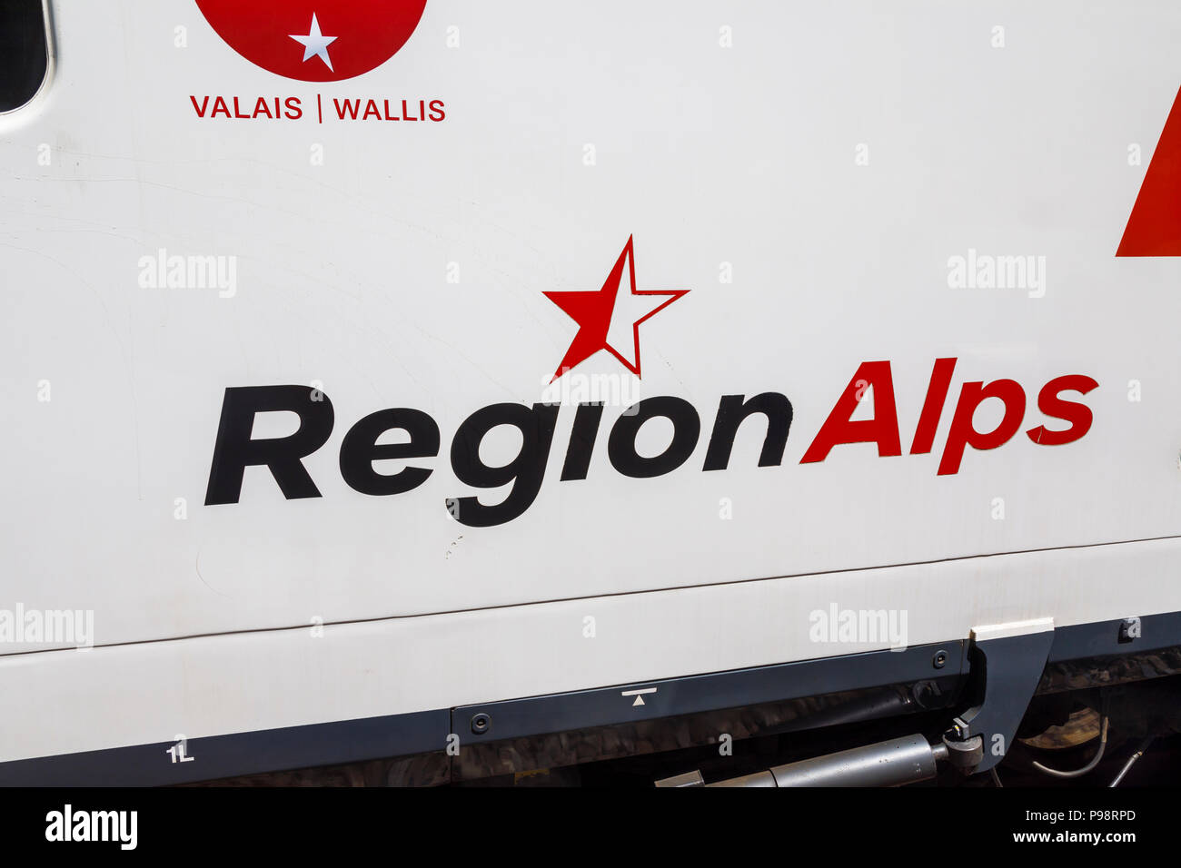 Region Alpen Logo auf der Außenseite der Eisenbahnwagen zwischen Visp und Zermatt im Wallis region southerwestern Schweiz Stockfoto