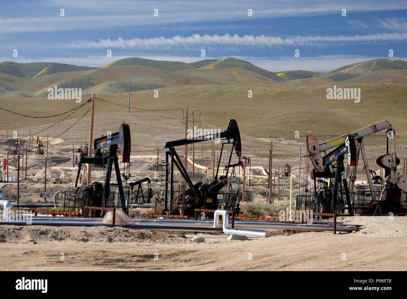 Besetzt bei der Arbeit in der pumpjacks Sunset-Midway Ölfeld in Kern County Kalifornien Stockfoto