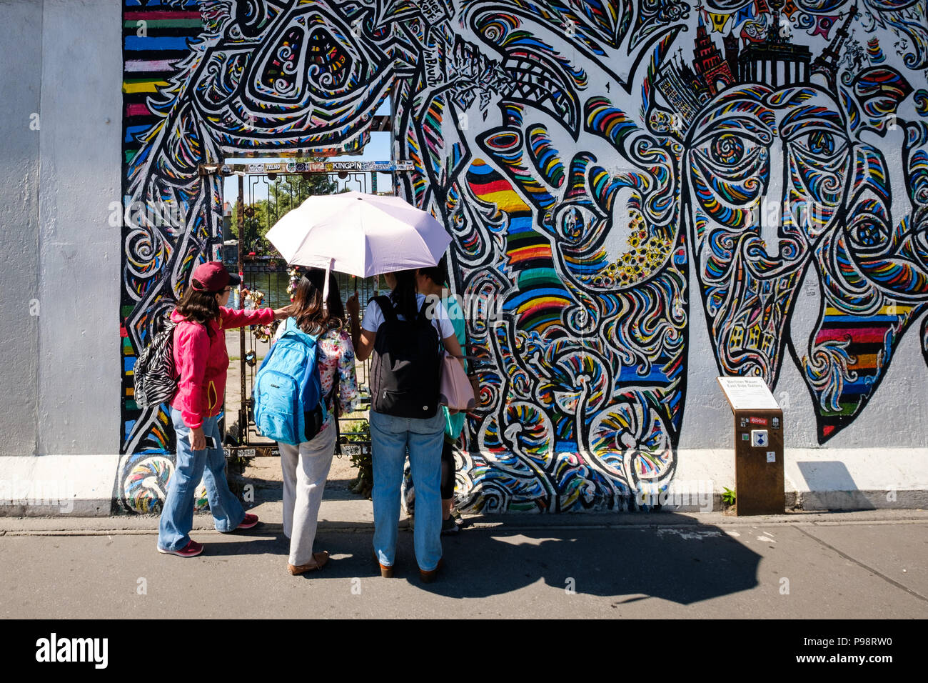 Berlin, Deutschland - Juli 2018: Gruppe von Touristen auf Sightseeing Tour an der Berliner Mauer/East Side Gallery in Berlin, Deutschland Stockfoto