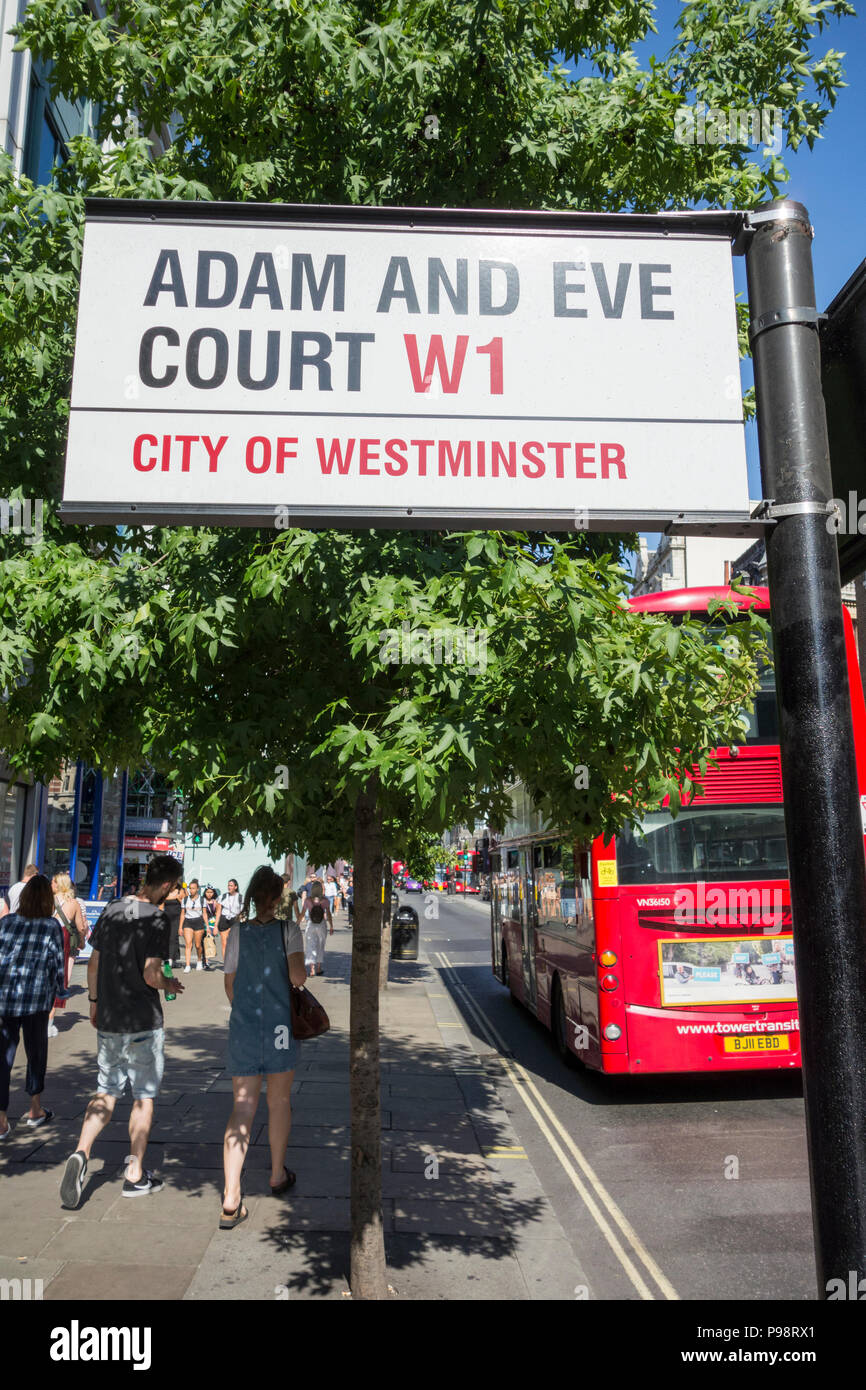 Adam und Eva Gericht Straßenschild auf der Oxford Street, Westminster, London, UK Stockfoto