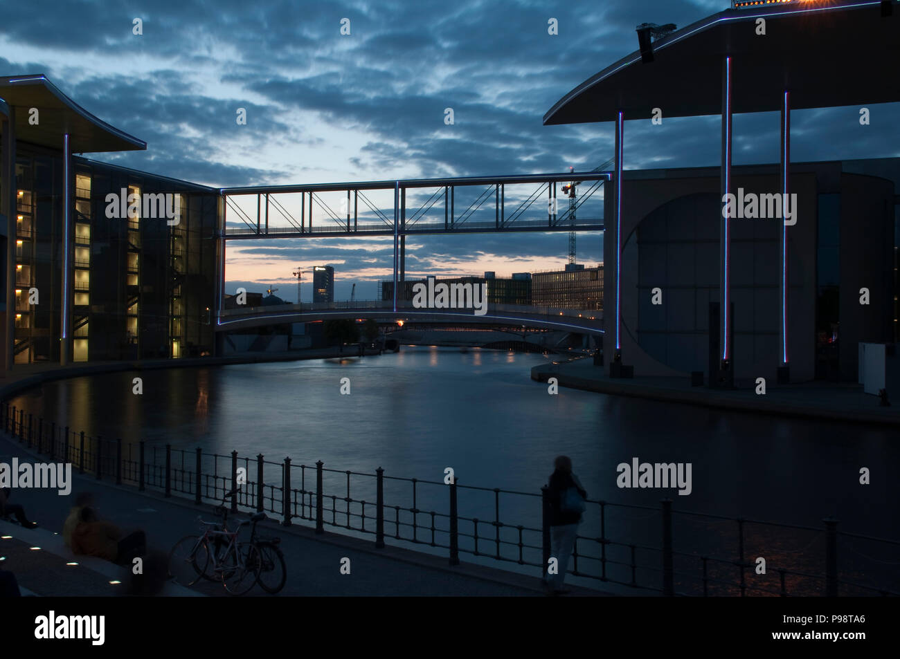 Berlin / Berlin, Deutschland - 10. Juli 2013: In der Abenddämmerung, einer Multimedia Show auf dem Reichstag und der Deutsche Text ist, "die Deutschen Peo gezeigt Stockfoto