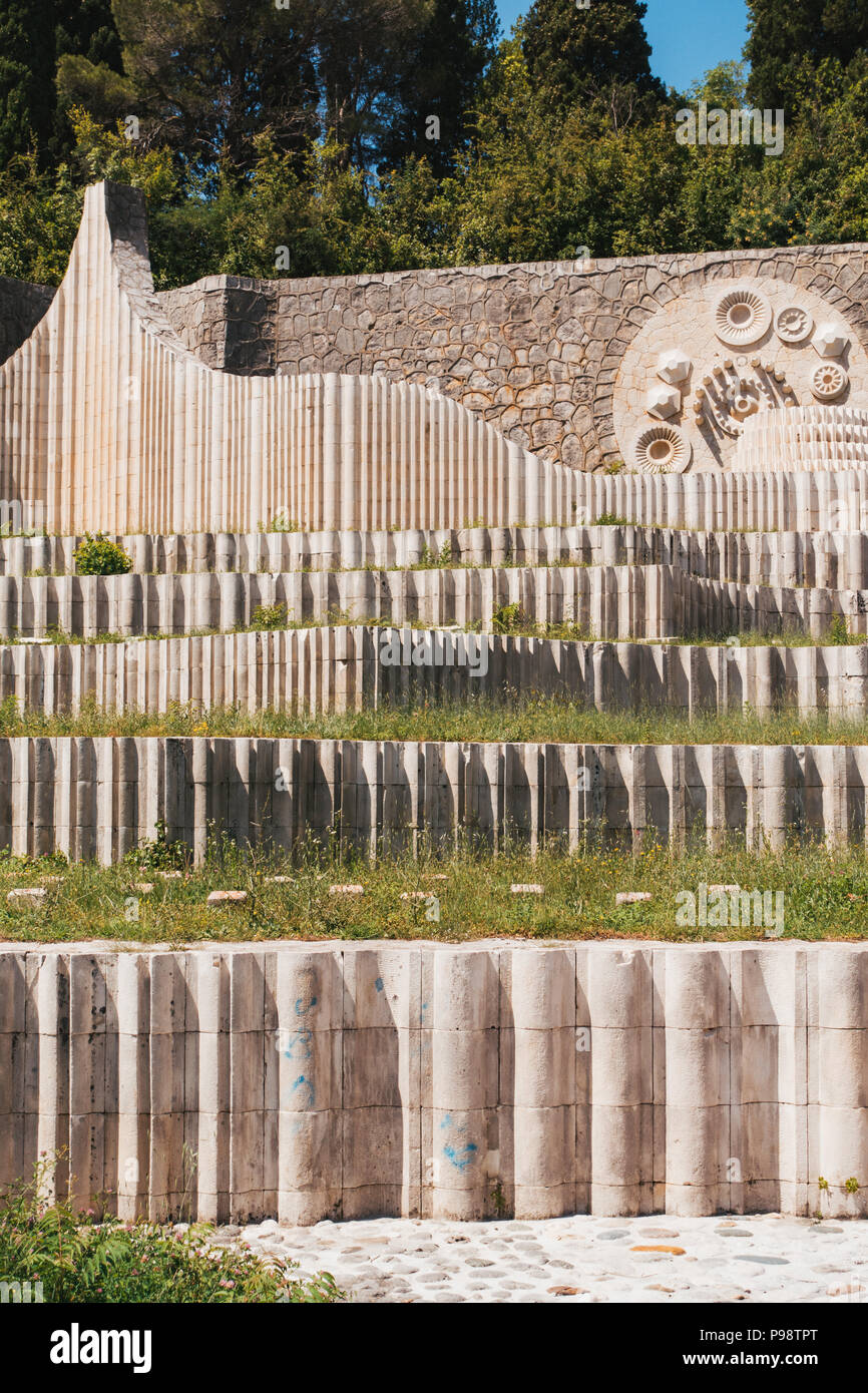 Ungewöhnlich geschwungene Bögen und konkrete Skulpturen erinnern an die jugoslawischen Partisanen im Zweiten Weltkrieg getötet in der Partisan Memorial Cemetery in Mostar Stockfoto