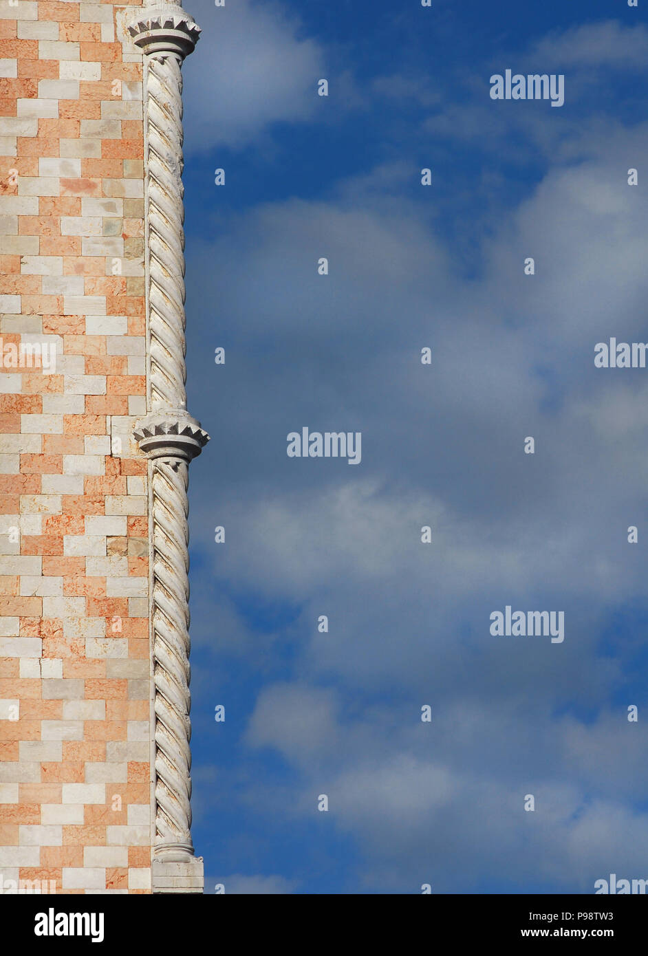 Gotische Architektur in Venedig. Dogenpalast Ecke mit blauem Himmel und kopieren Raum als Hintergrund Stockfoto