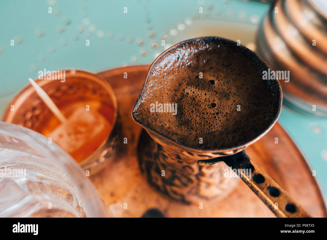 Bosnischen Kaffee serviert in Mostar. Ein cezve Kaffee mahlt und heißes Wasser, ein Glas Wasser und ein Gelee süß. Stockfoto