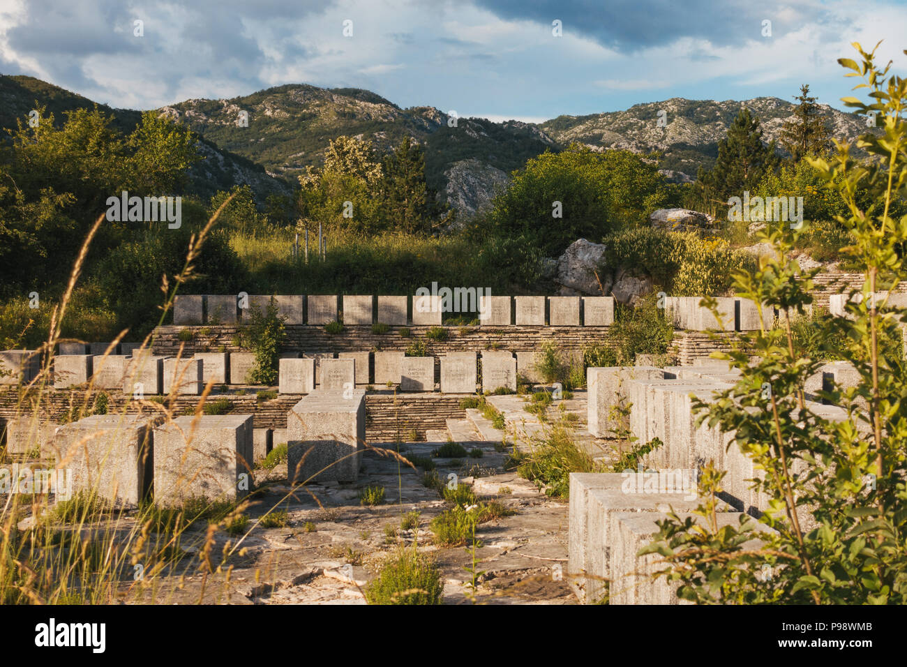 Grahovo Memorial Park und Skulpturen, die Einheimischen, die, geführt von Savo Kovačević, die Stadt gegen österreichisch-deutschen Besatzung im Jahr 1941 verteidigte Gedenken Stockfoto