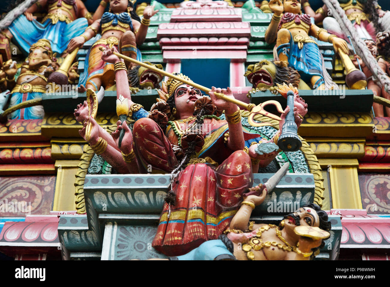 Bunten Figuren einer Gottheit auf dem Shri Ponnambalawaneswaram Kovil Hindutempel in Colombo, Sri Lanka. Die Figuren stehen auf dem Torhaus der Templ Stockfoto