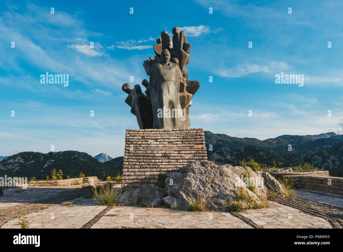 Grahovo Memorial Park und Skulpturen, die Einheimischen, die, geführt von Savo Kovačević, die Stadt gegen österreichisch-deutschen Besatzung im Jahr 1941 verteidigte Gedenken Stockfoto