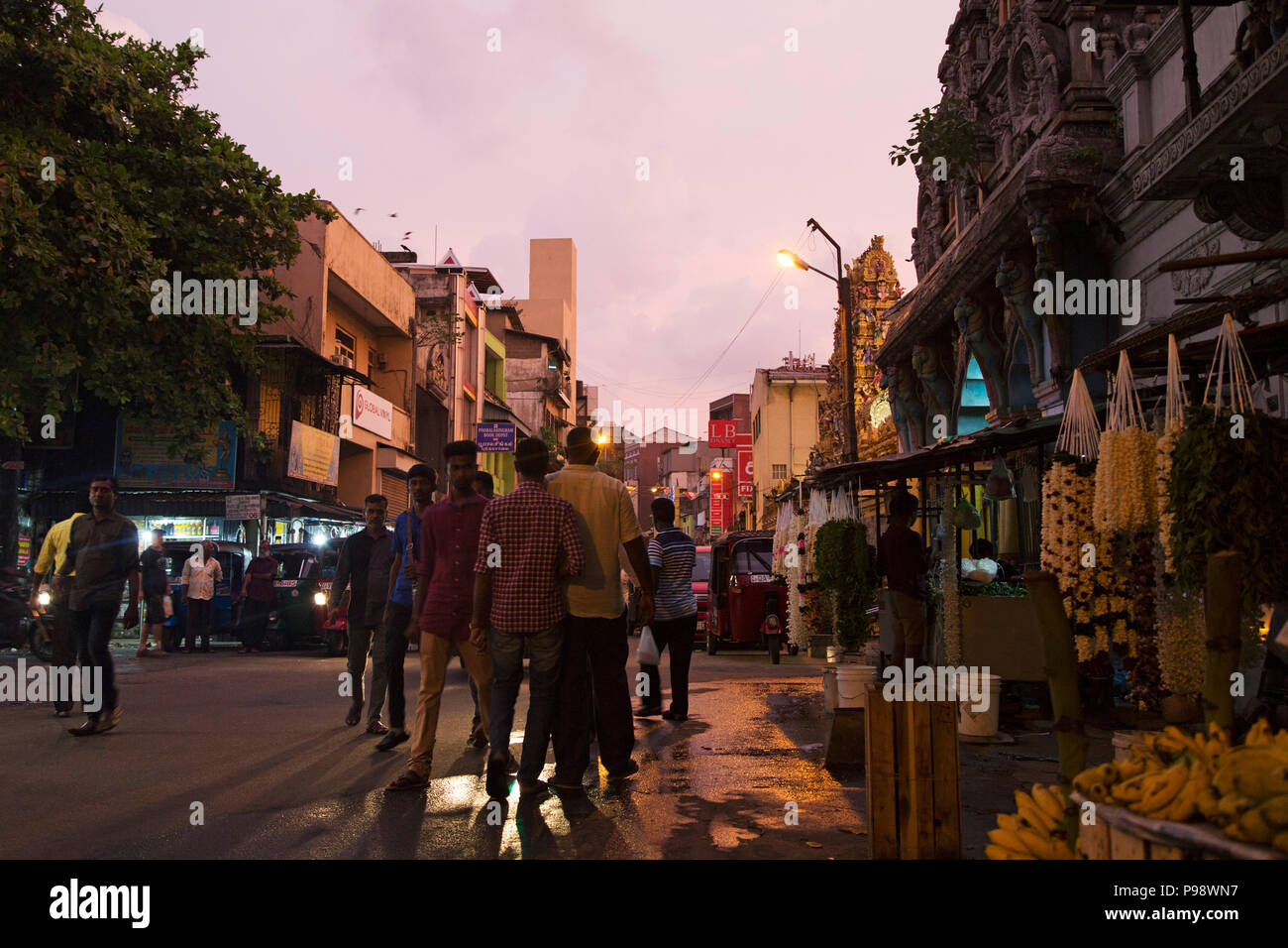 Dämmerung durch eine Blume Stall in den Pettah Bezirk von Colombo, Sri Lanka. Pettah wird traditionell als die kommerziellen Zentrum von Sri Lanka. Stockfoto