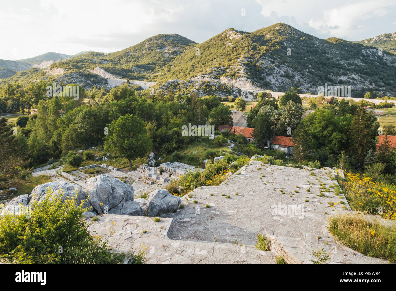 Grahovo Memorial Park und Skulpturen, die Einheimischen, die, geführt von Savo Kovačević, die Stadt gegen österreichisch-deutschen Besatzung im Jahr 1941 verteidigte Gedenken Stockfoto