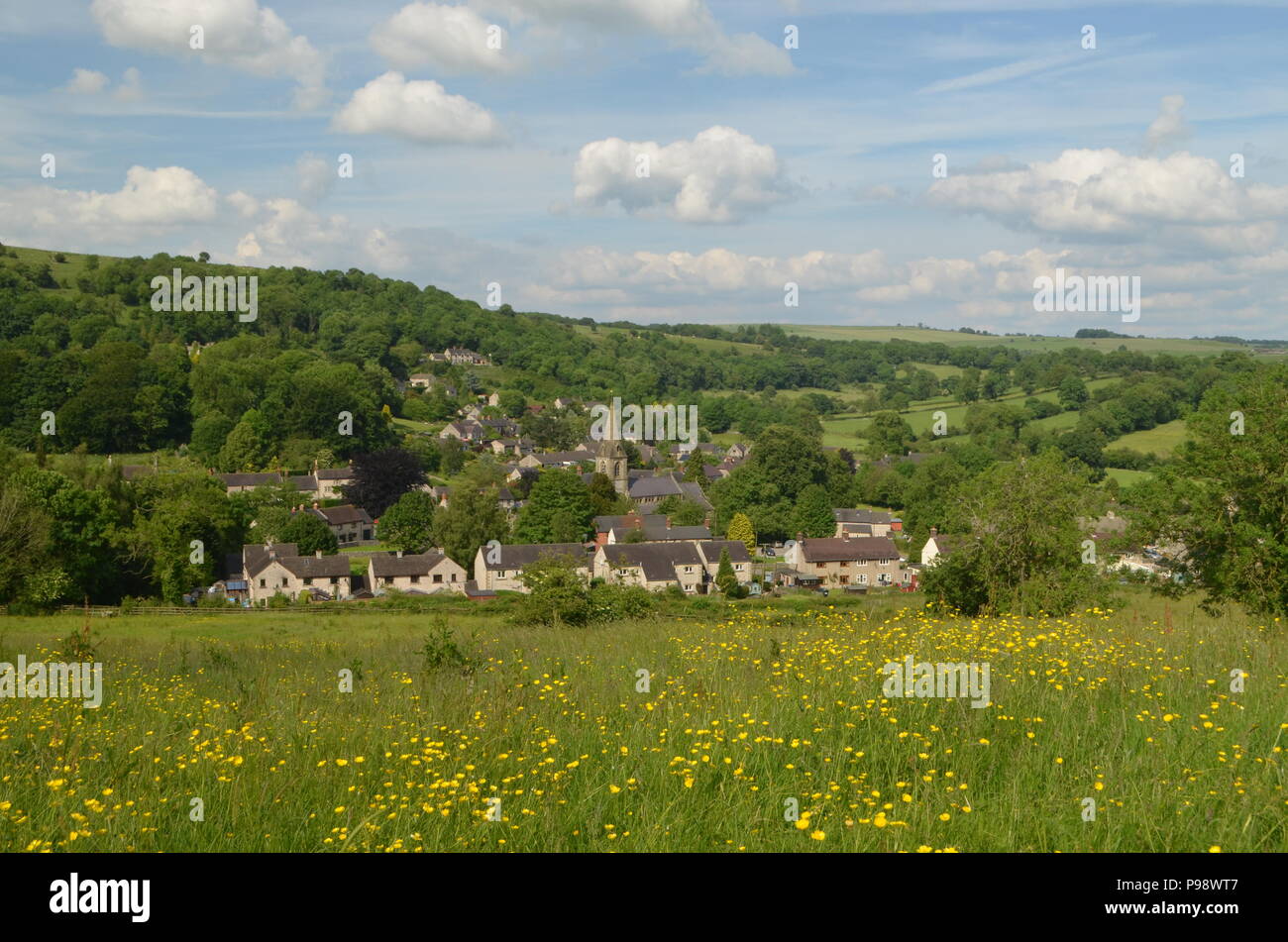 Die englische Dorf Parwich im Sommer mit Wiese und Blumen auf den Hügeln. Parwich ist im Peak District, in der Grafschaft Derbyshire. Stockfoto