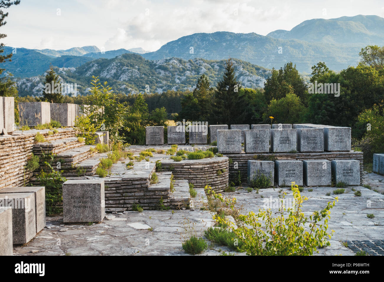 Grahovo Memorial Park und Skulpturen, die Einheimischen, die, geführt von Savo Kovačević, die Stadt gegen österreichisch-deutschen Besatzung im Jahr 1941 verteidigte Gedenken Stockfoto