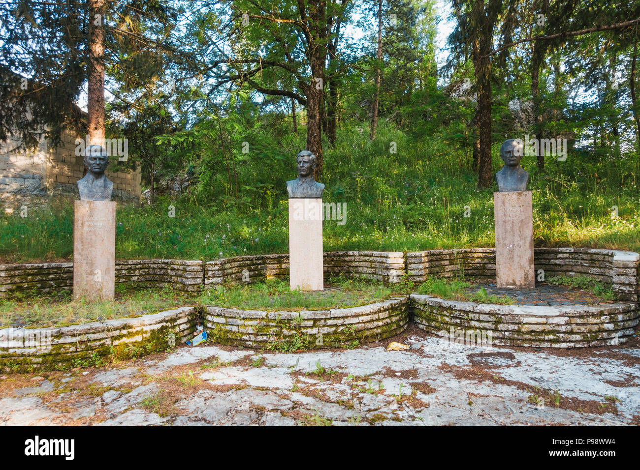 Grahovo Memorial Park und Skulpturen, die Einheimischen, die, geführt von Savo Kovačević, die Stadt gegen österreichisch-deutschen Besatzung im Jahr 1941 verteidigte Gedenken Stockfoto