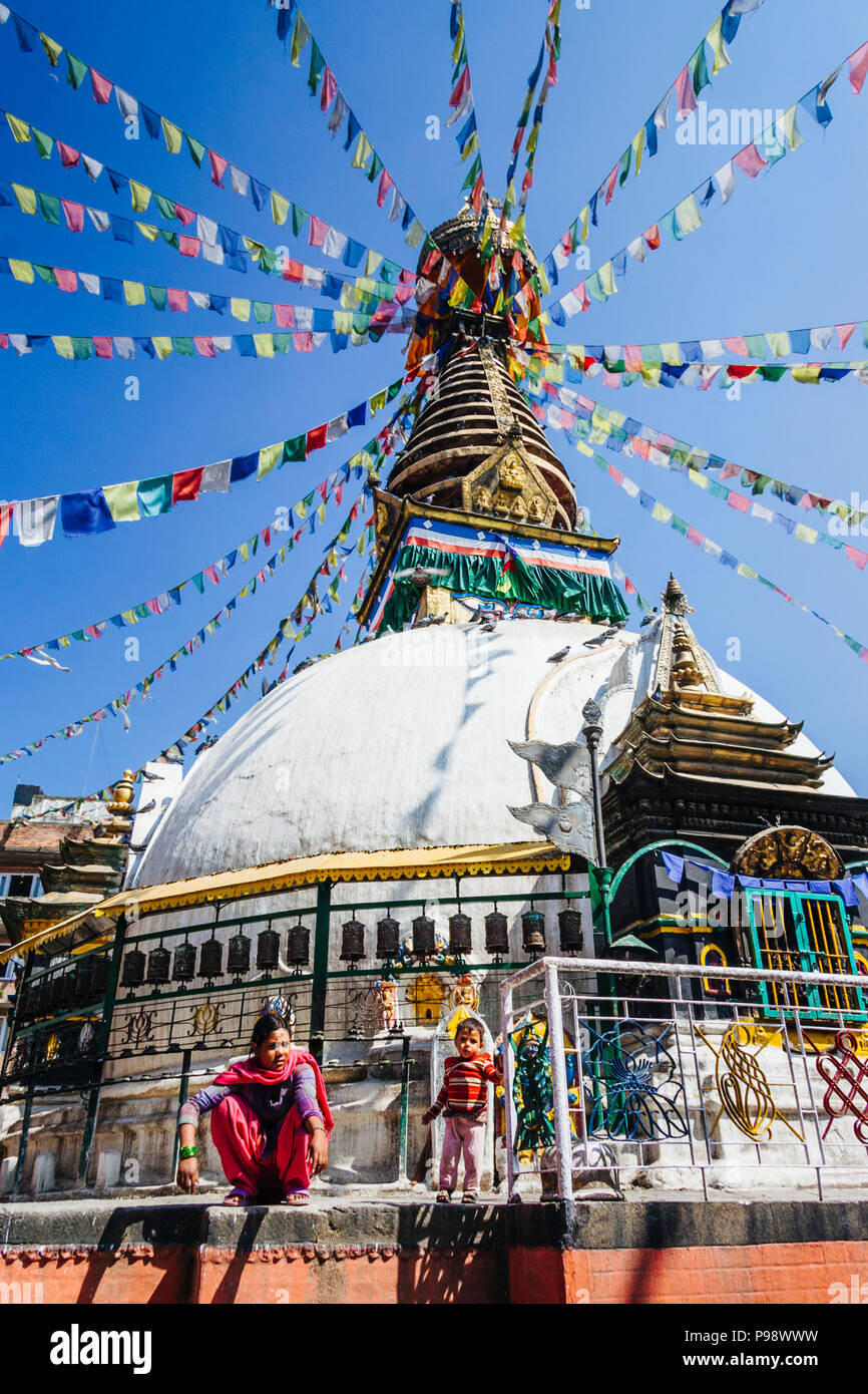 Kathmandu Bagmati, Nepal: eine Frau und ein Kind sitzen neben Kathesimbhu Stupa (Yethkha Baha) buddhistische Stupa in der Altstadt von Kathmandu. Stockfoto