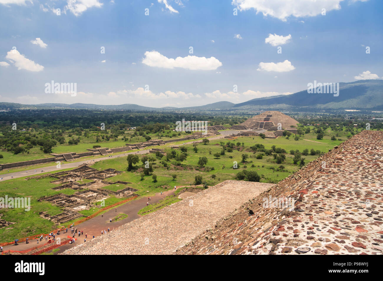 Teotihuacan, Mexiko: Pyramide des Mondes und Avenue der Toten als aus der Pyramide der Sonne in die PRÄKOLUMBIANISCHE Unesco Welterbe o gesehen Stockfoto