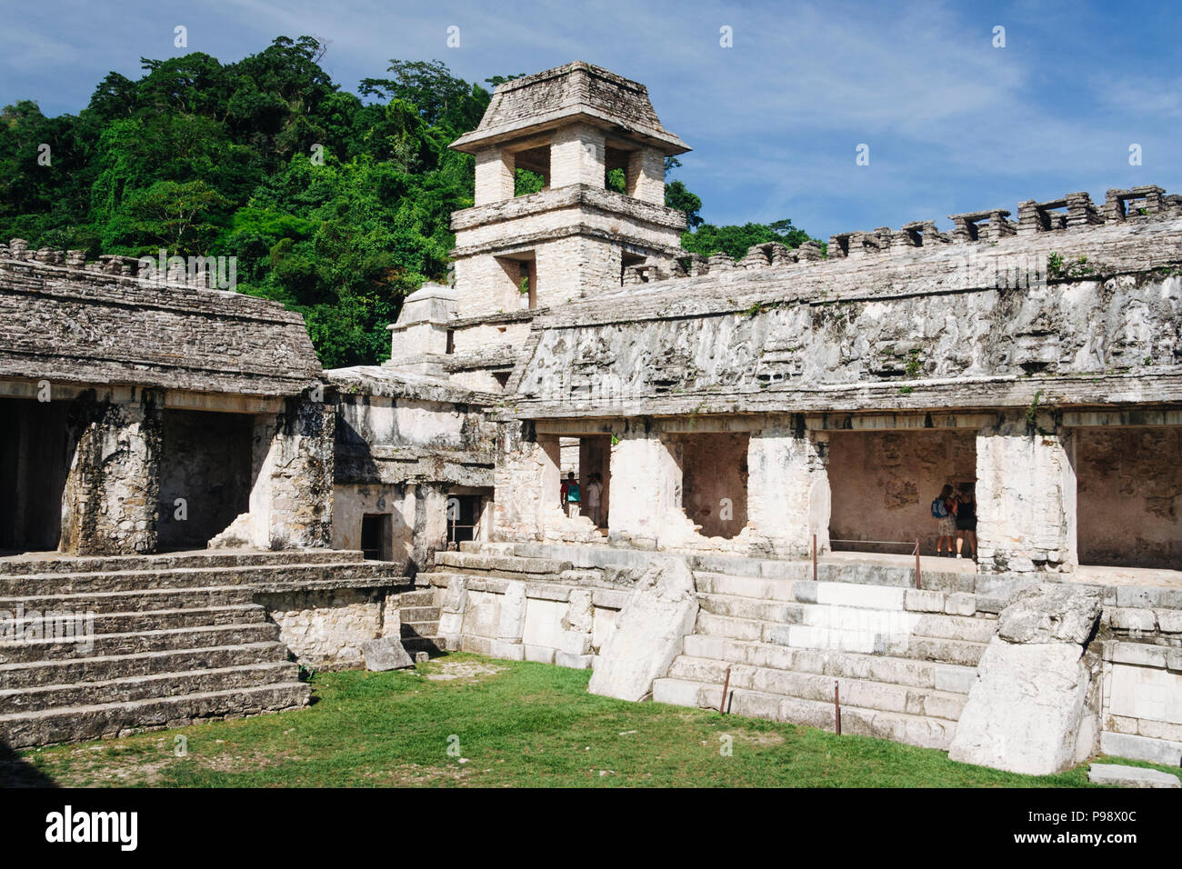 Palenque, Chiapas, Mexiko: Aussichtsturm und Innenhof des Palastes im Mayan archäologische Stätte von Palenque. Stockfoto
