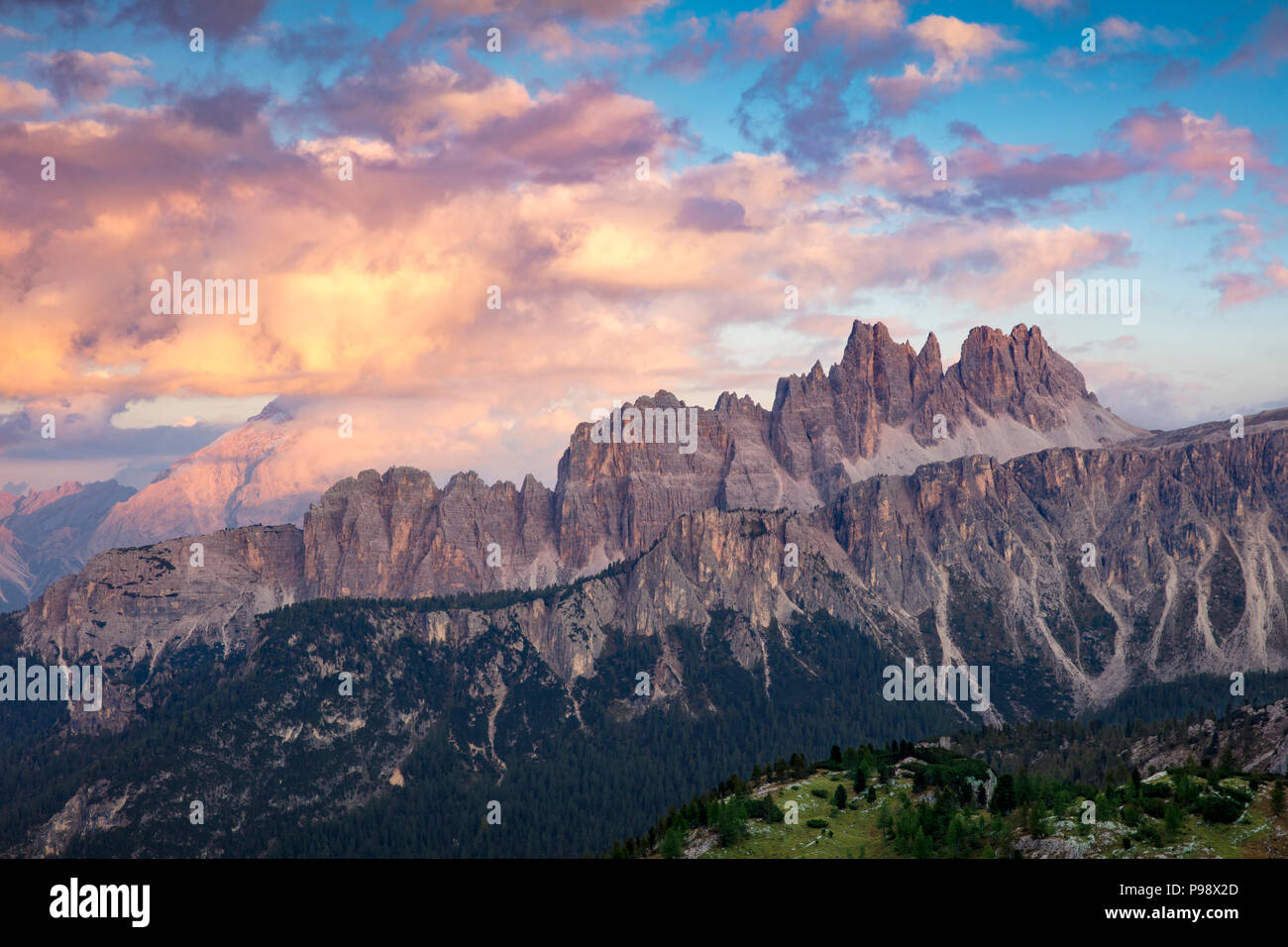 Bunte Abend Wolken über Croda da Lago & Lastoni di Formin Bergketten, Dolomiten, Belluno, Italien Stockfoto