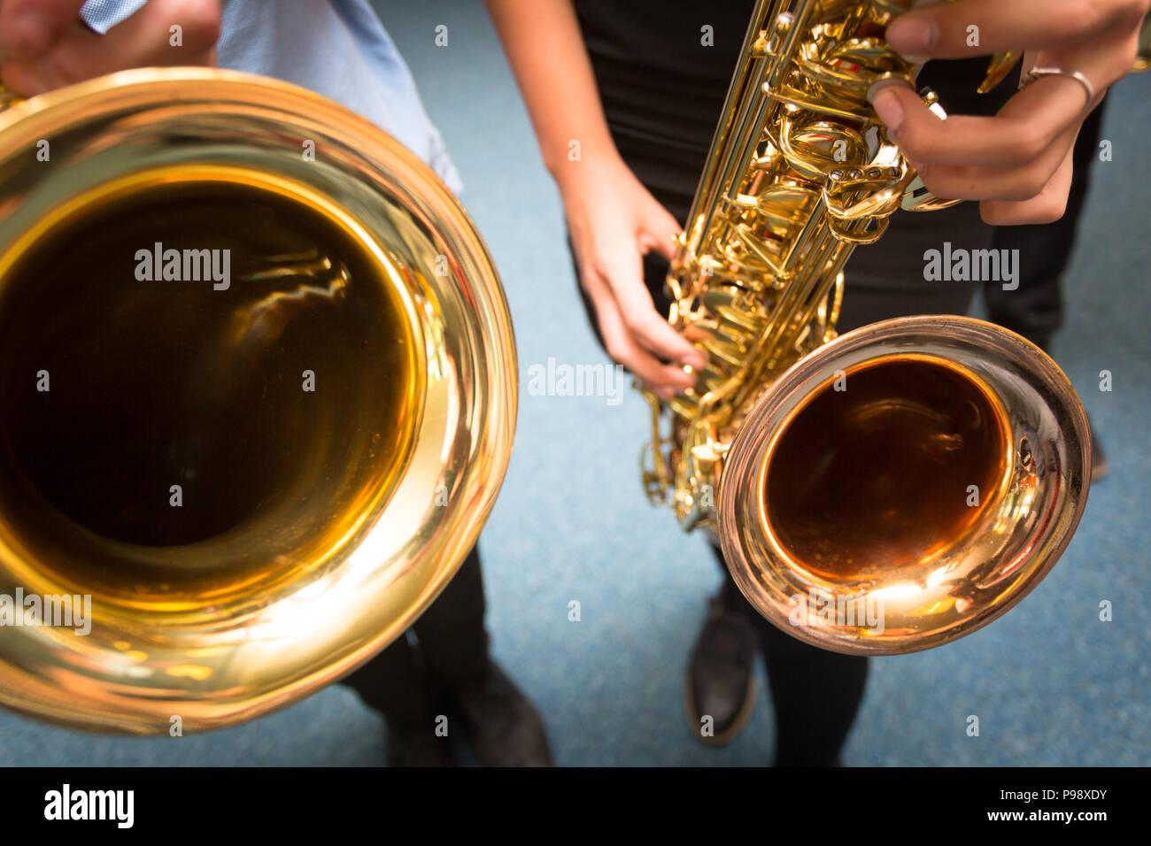 Zwei sekundäre alter Schule Kinder holding Saxophone UK Stockfoto