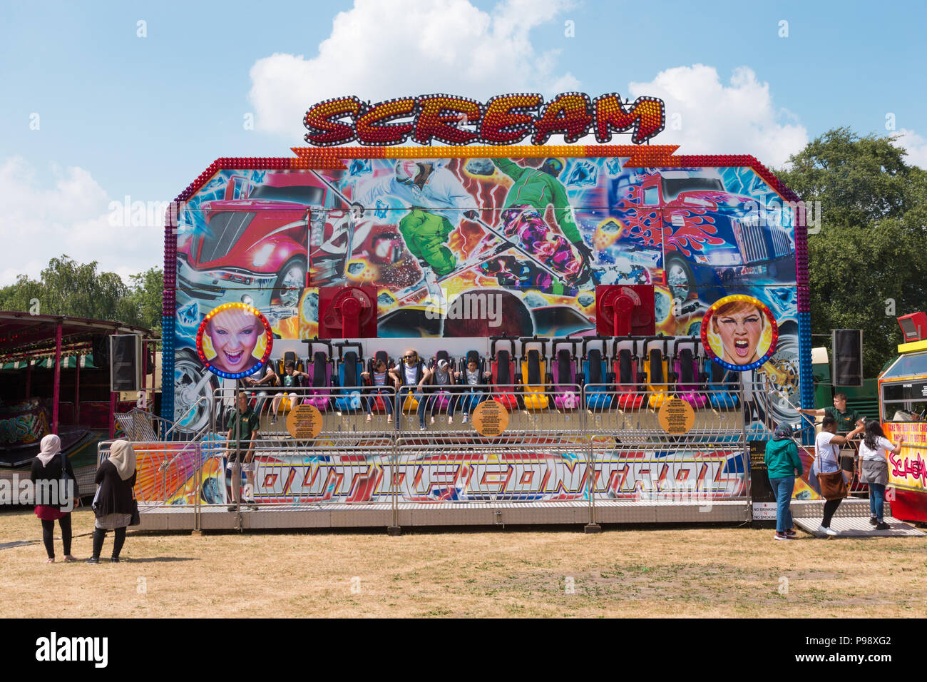 Kirmes Fahrt in einem Park im Sommer in Birmingham, Großbritannien Stockfoto