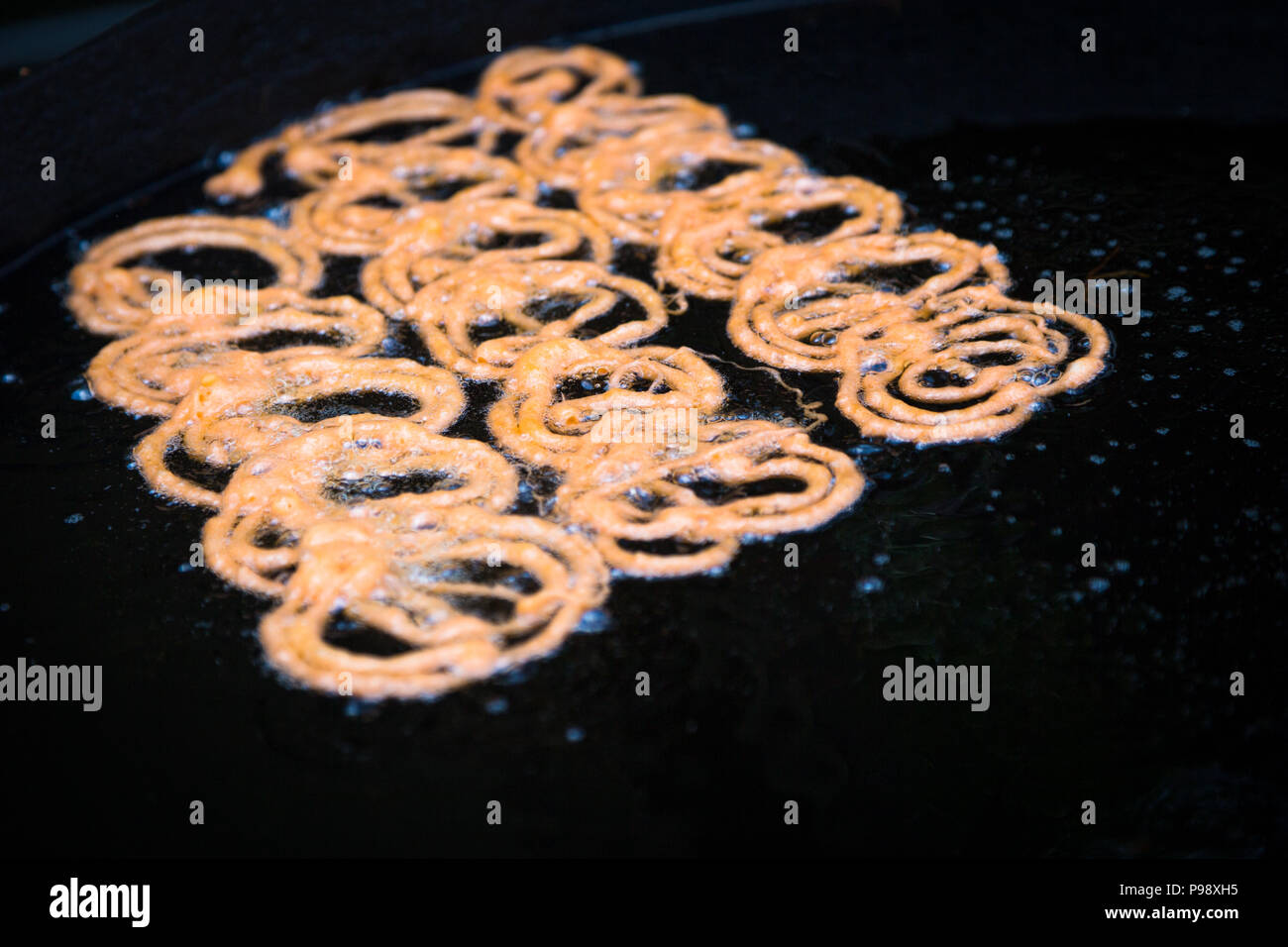 Jalebi - ein süßer Nachtisch gebraten Snack aus Südasien Stockfoto
