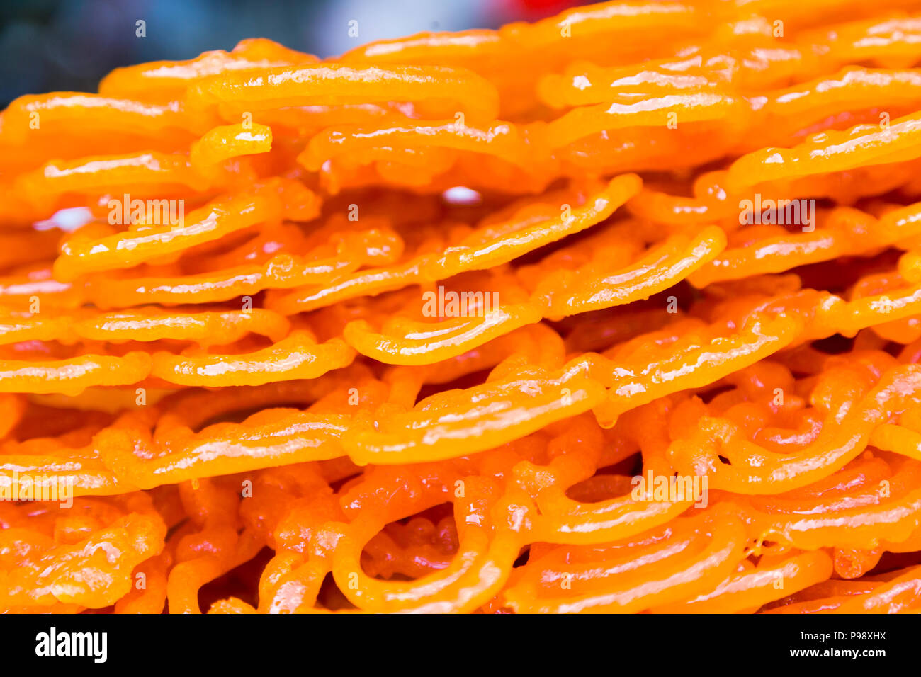 Jalebi - ein süßer Nachtisch gebraten Snack aus Südasien Stockfoto