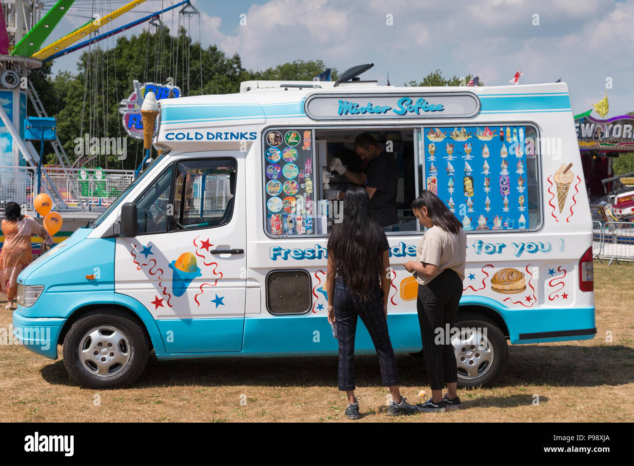 Ice Cream van verkaufen ices zu Britisch-asiatische Menschen in Birmingham  UK Park Stockfotografie - Alamy