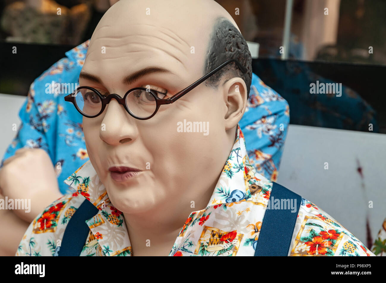 Lebensechte mnnliche Puppe Kopf mit runden Brille auf der Nase  Stockfotografie - Alamy