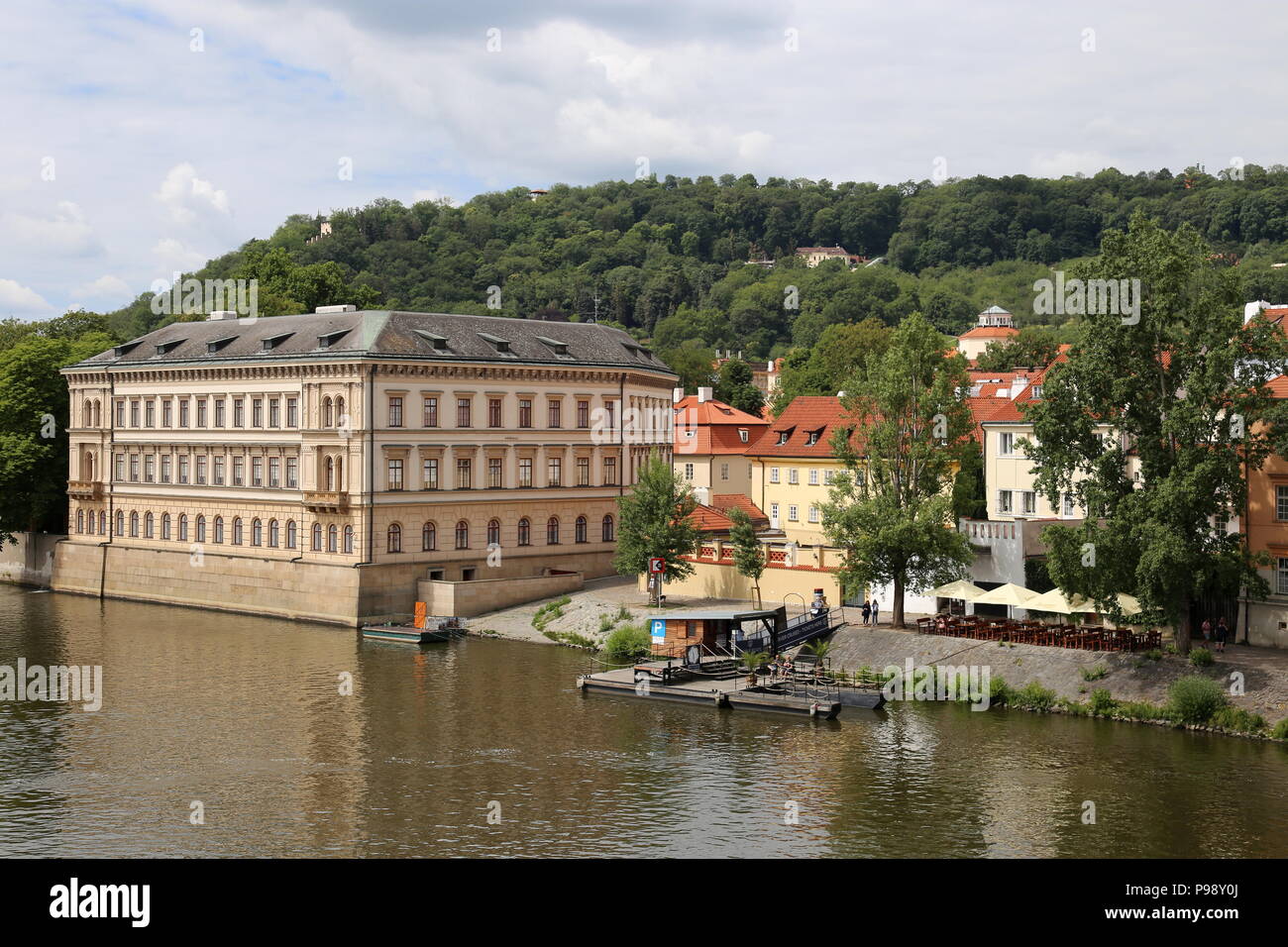 Lichtenstein Palast und Petřín-Hügel, Insel Kampa, Malá Strana (Kleinseite), Prag, Tschechien (Tschechische Republik), Europa Stockfoto