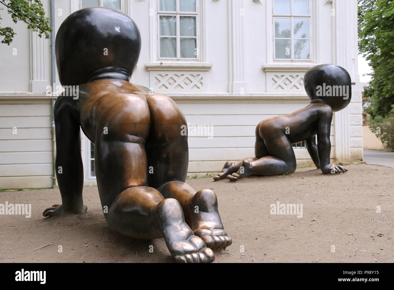 Crawling Babys von David Cerny, außerhalb der Kampa Museum der Modernen Kunst, Insel Kampa, Malá Strana (Kleinseite) Prag, Tschechien (Tschechische Republik) Europa Stockfoto