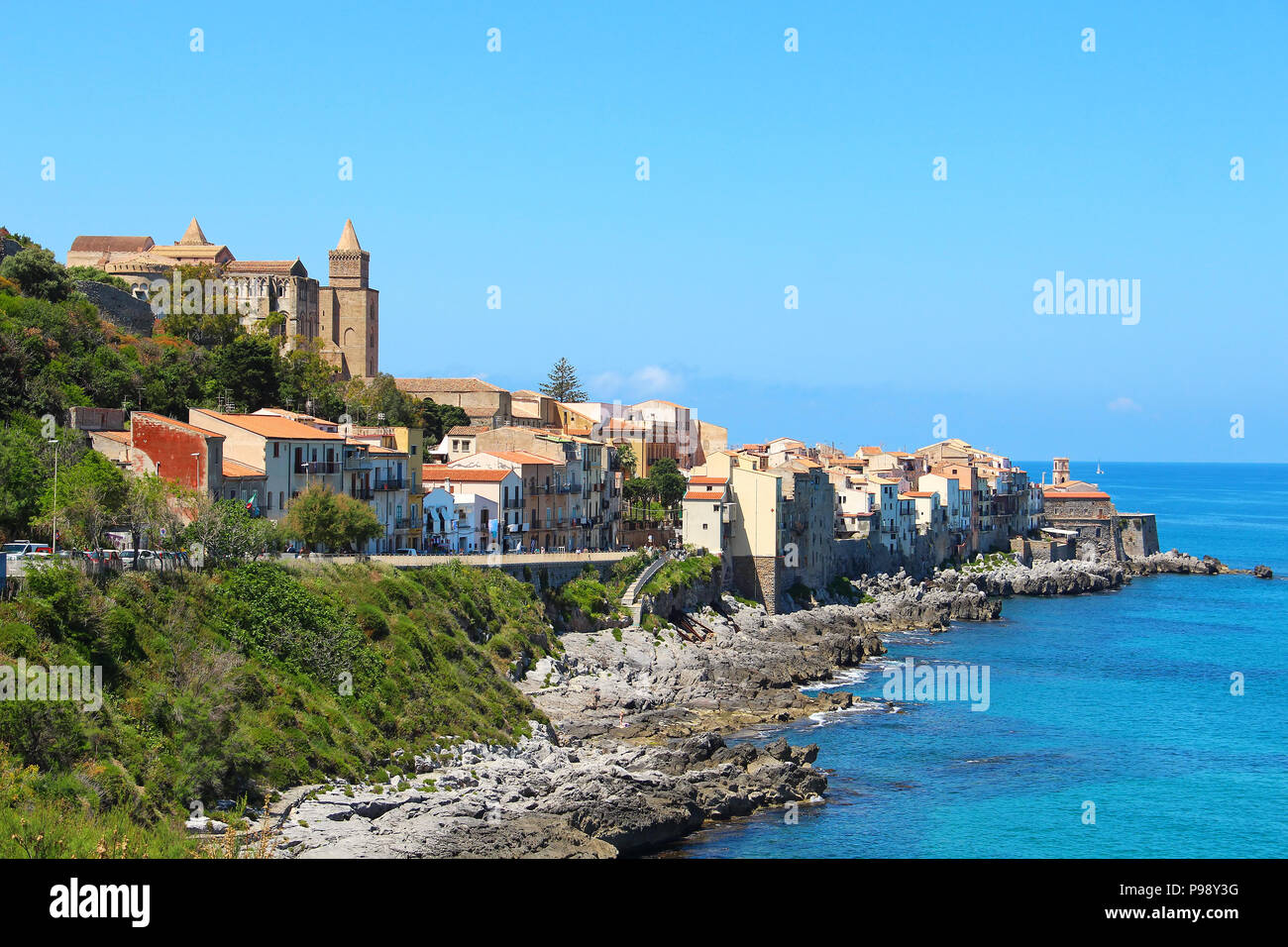 Felsige Küste von Cefalu und schönen Mittelmeer auf Sizilien, Italien Stockfoto